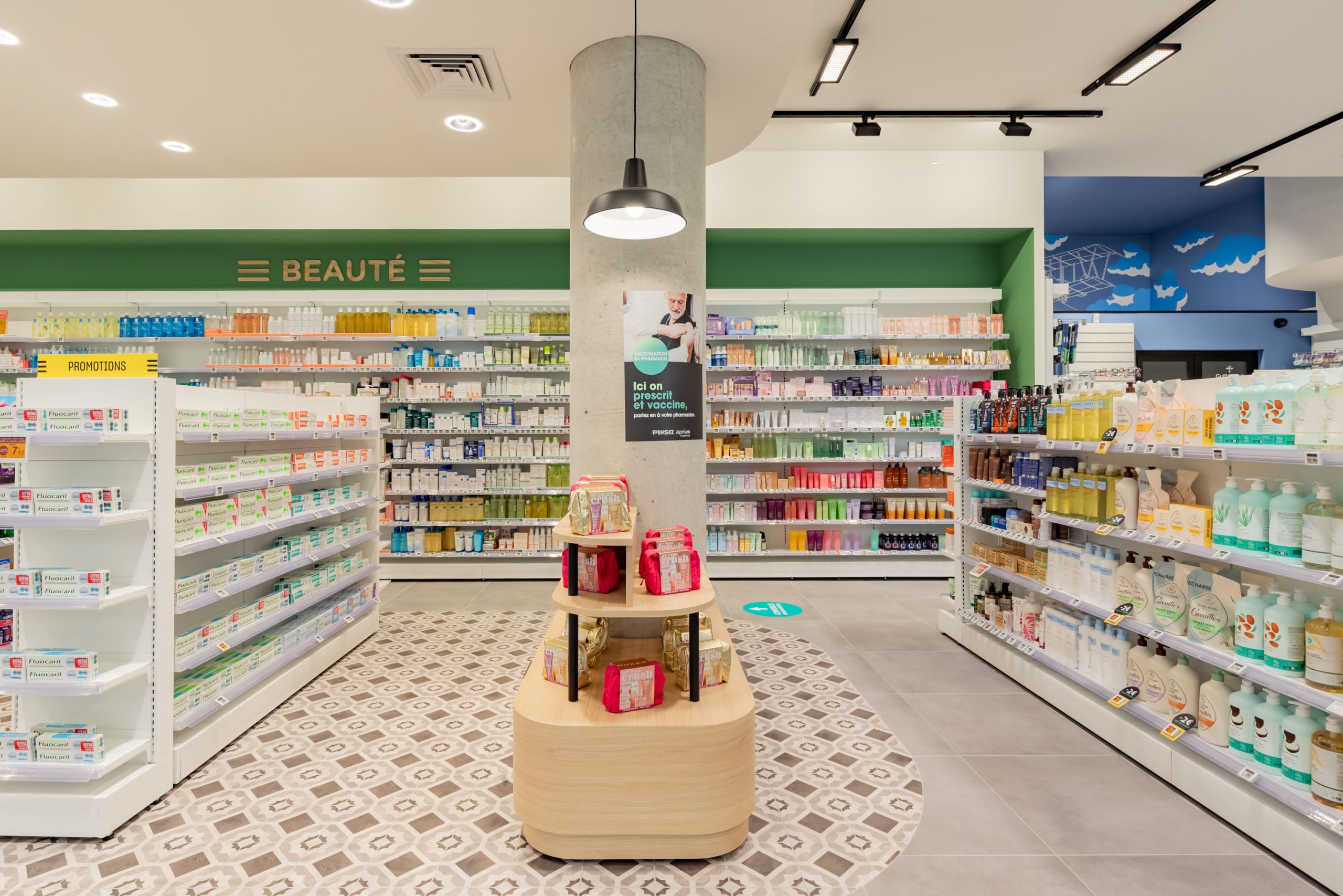 Mobilier sur-mesure Mobil M au cœur de la pharmacie Guillaumet.