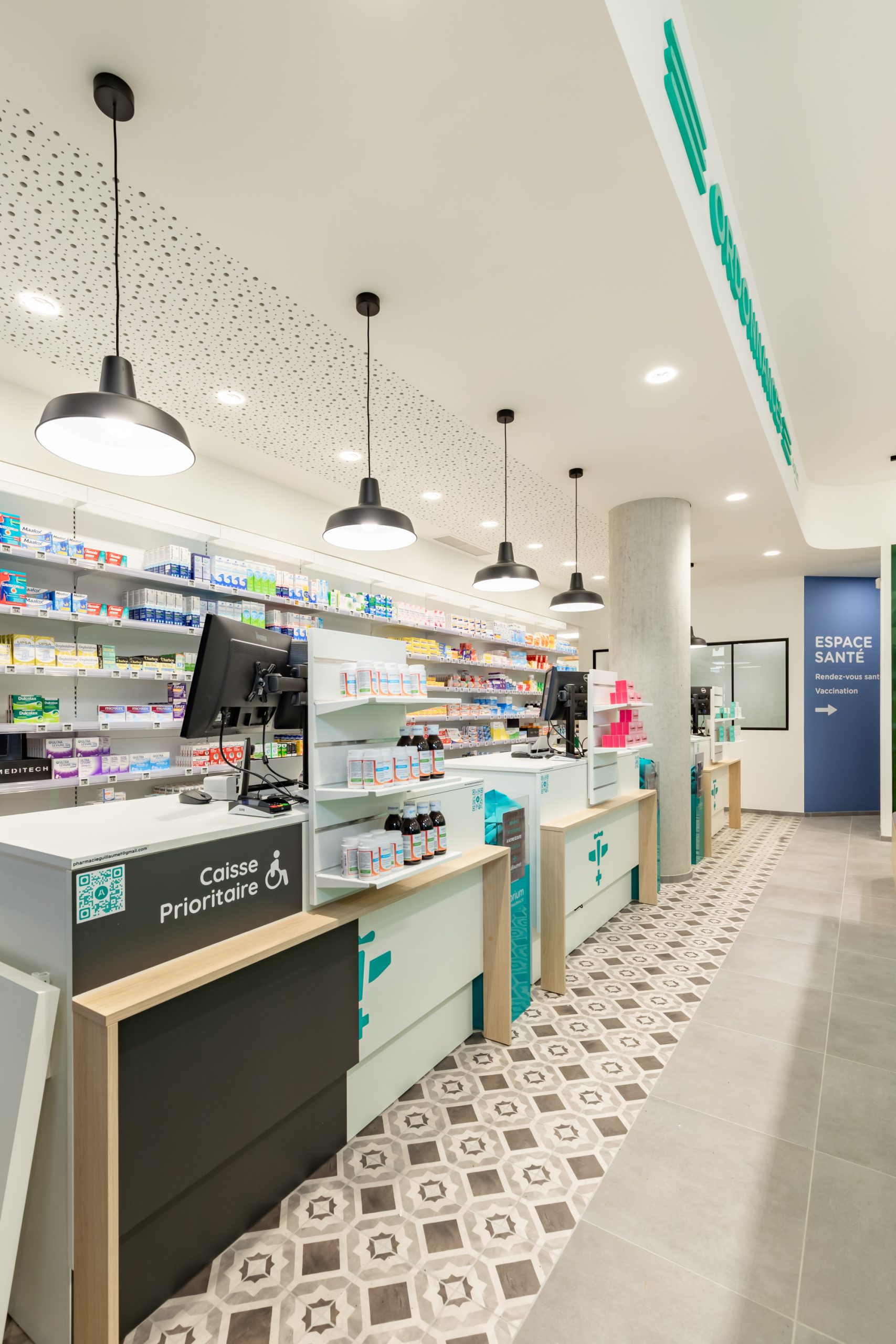 Espace comptoir, espace de vente et file d'attente.