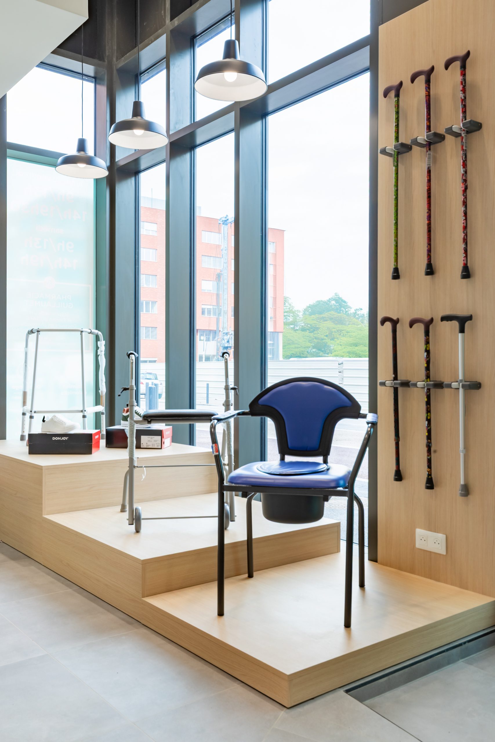 Exposition MAD avec mobilier sur-mesure, bois.