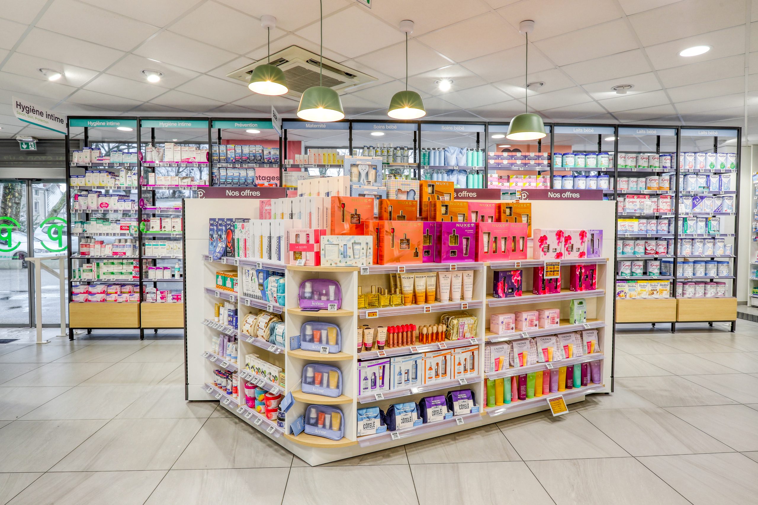 Vue d'un meuble central sur-mesure Mobil M dans la pharmacie de la place ney.