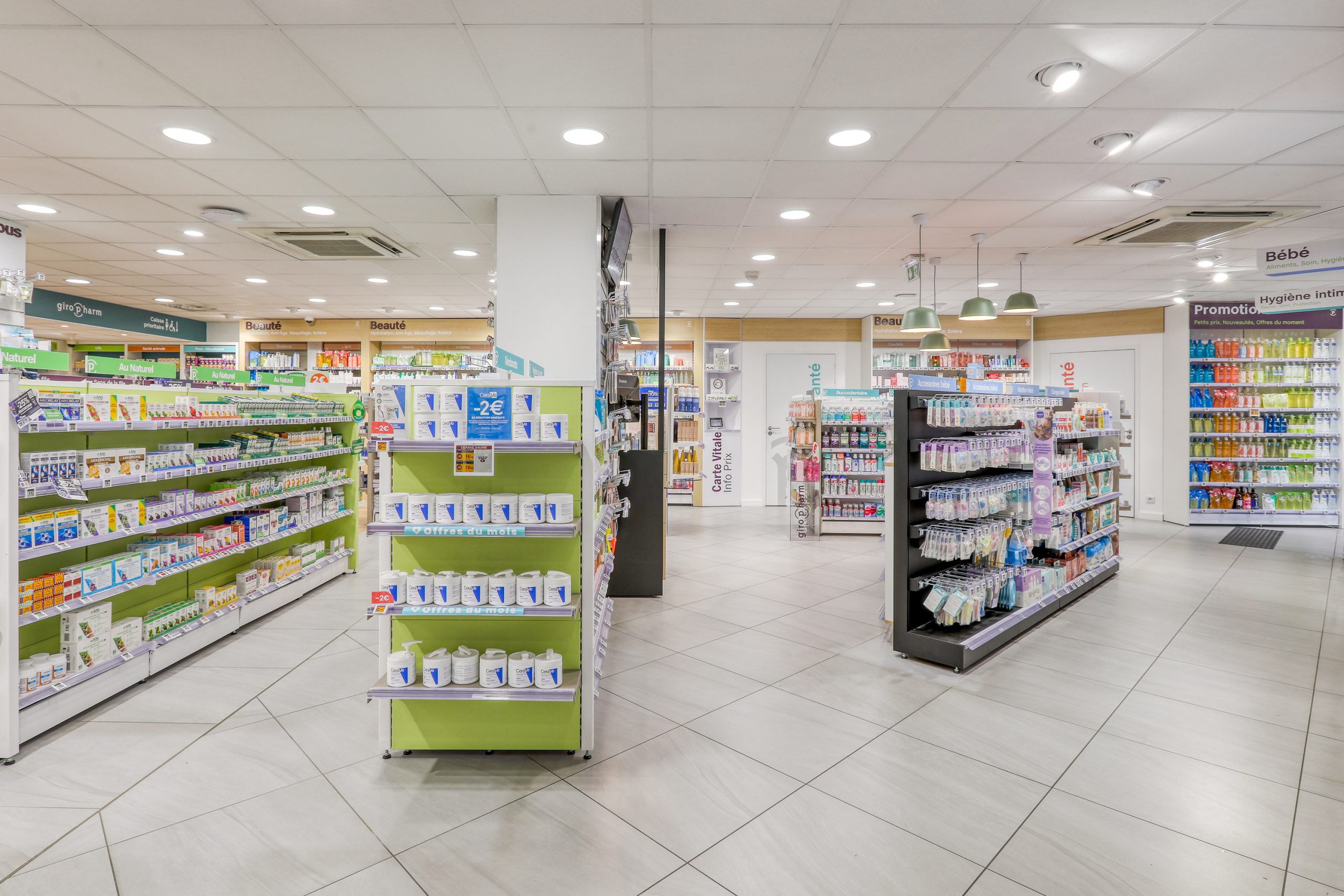 Vue globale de la pharmacie de la place ney.