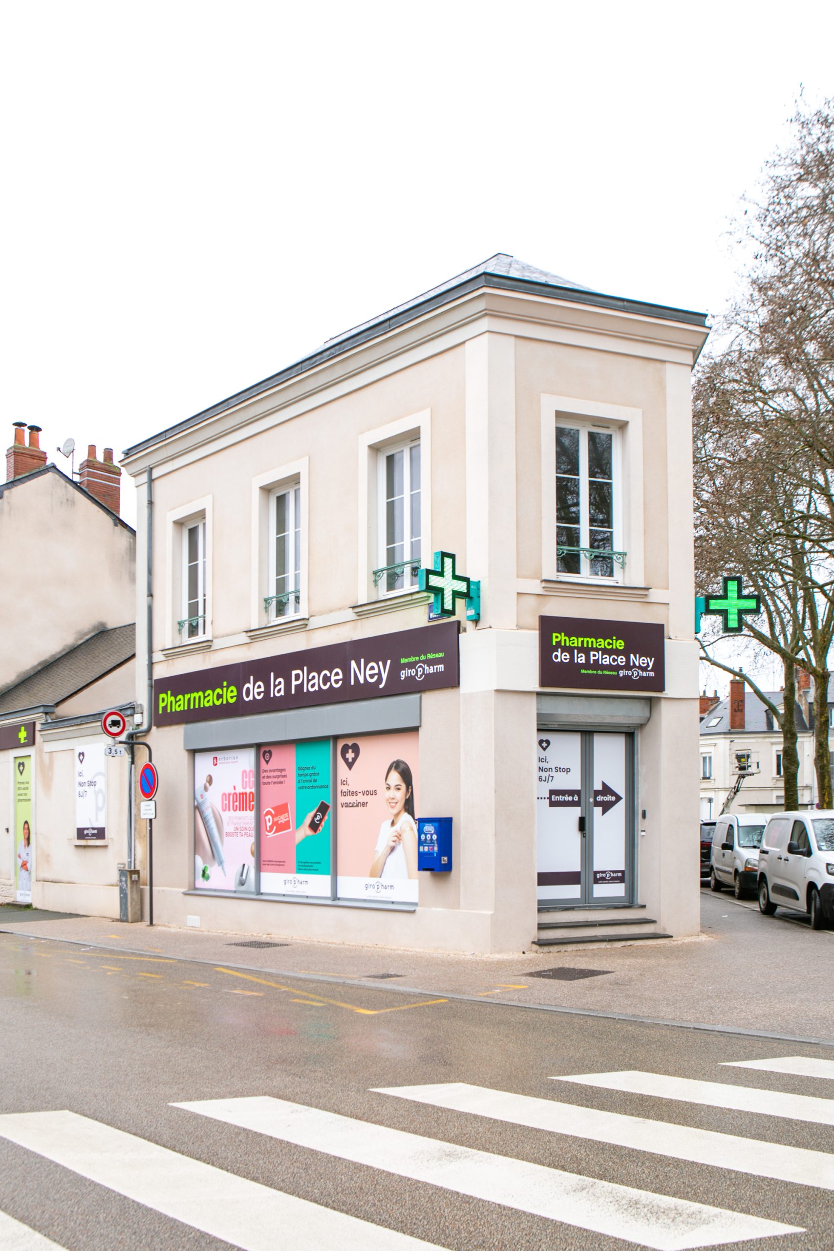 Vue de la façade extérieure de la pharmacie de la place ney, logo et signalétique du groupement Giropharm.
