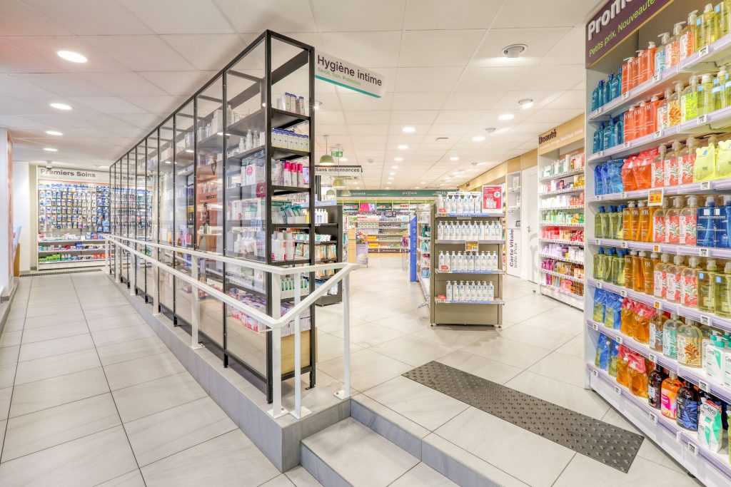 Vue globale de la pharmacie de la place ney.