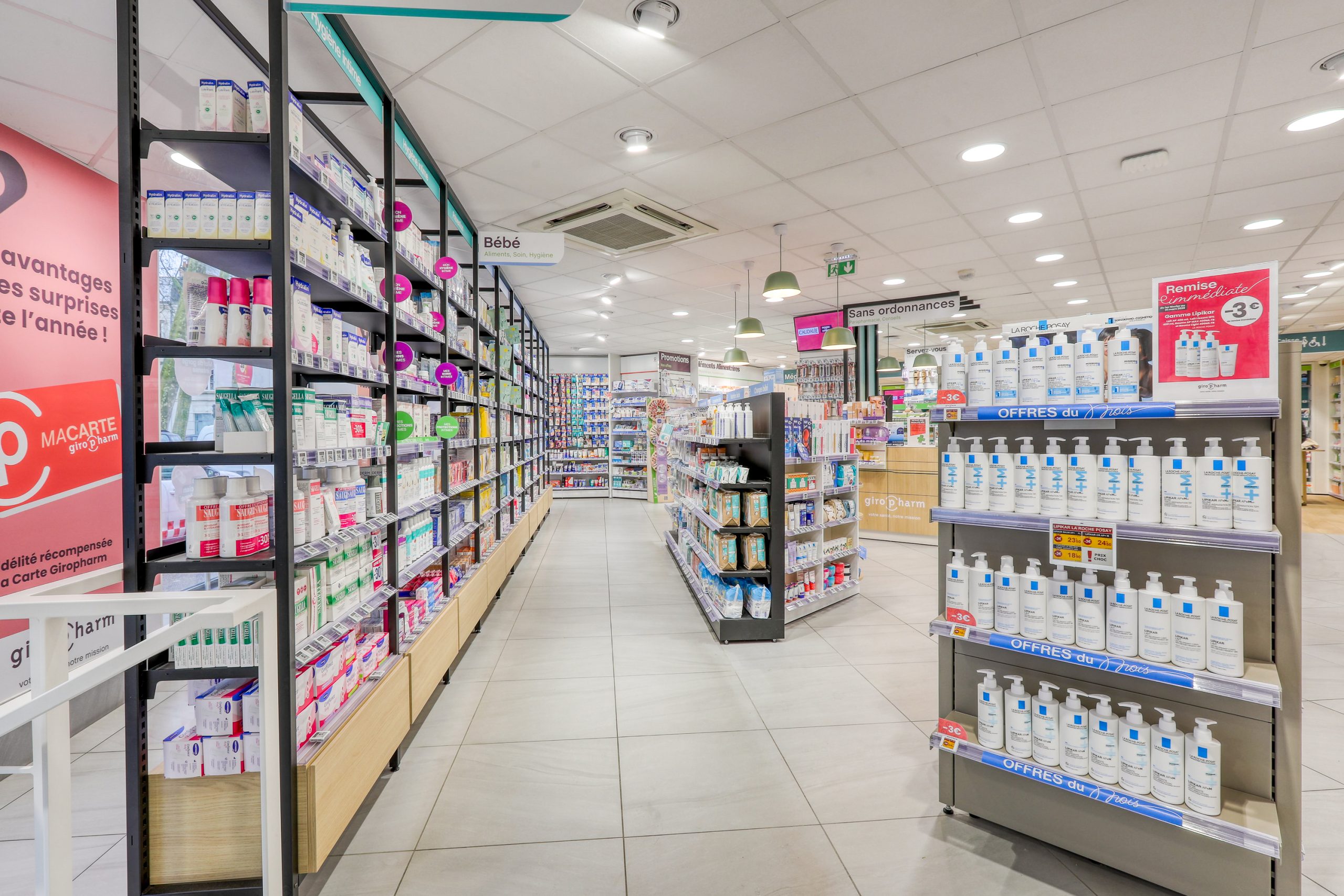 Vue globale de la pharmacie de la place ney.