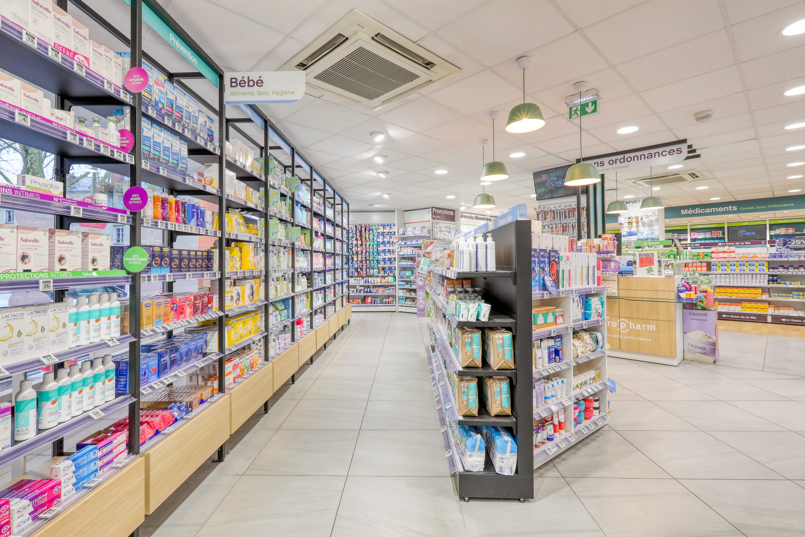 Vue de l'espace bébé et comptoir sans ordonnances.