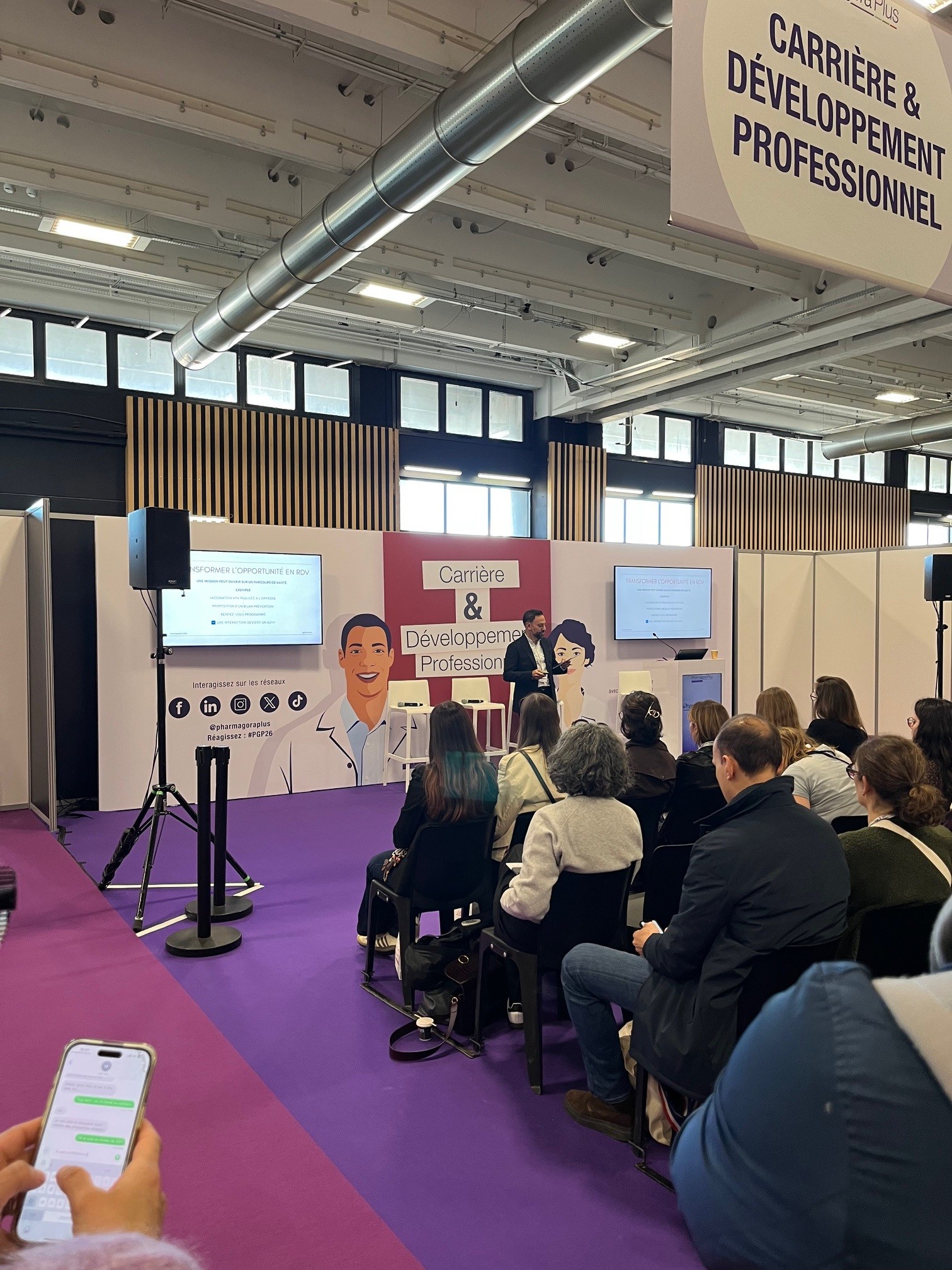 Conférence professionnelle au salon Pharmagora Plus 2026 à Paris.