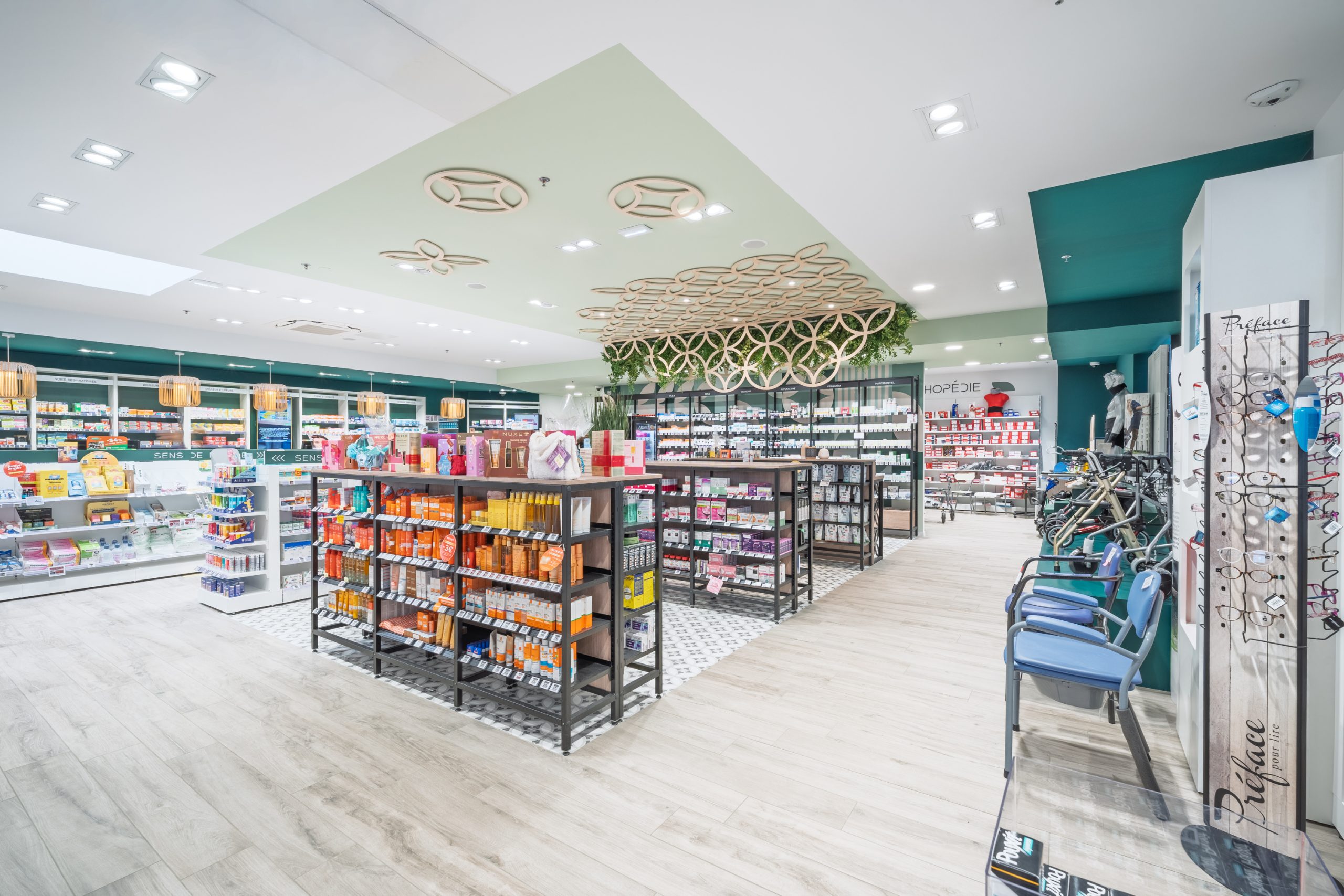 Vue globale de l'espace nature, sens de la file, orthopédie et maintien à domicile dans la pharmacie Le Forestier.