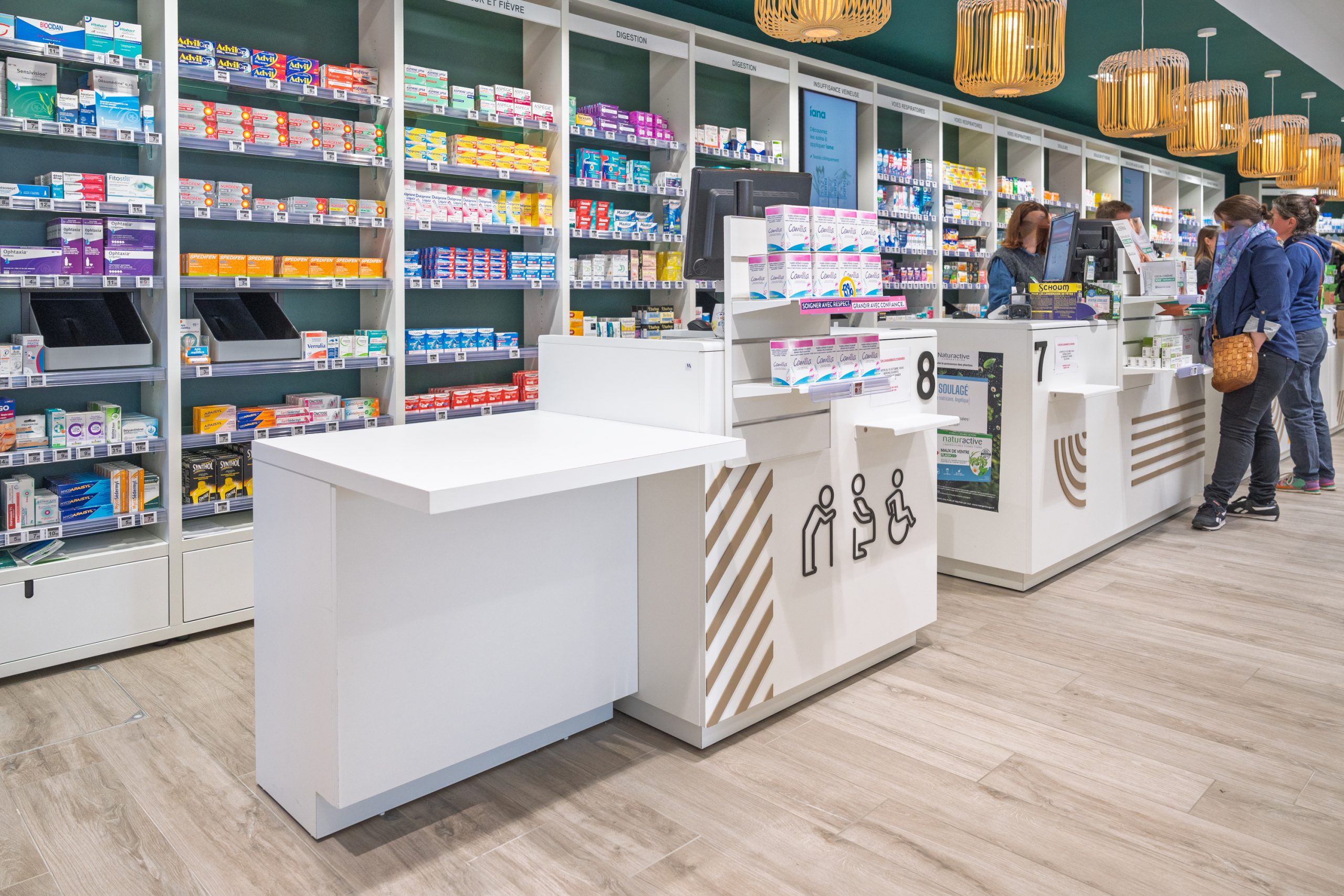 Espace comptoir, conseils et ordonnances. Mobiliers avec design graphique.