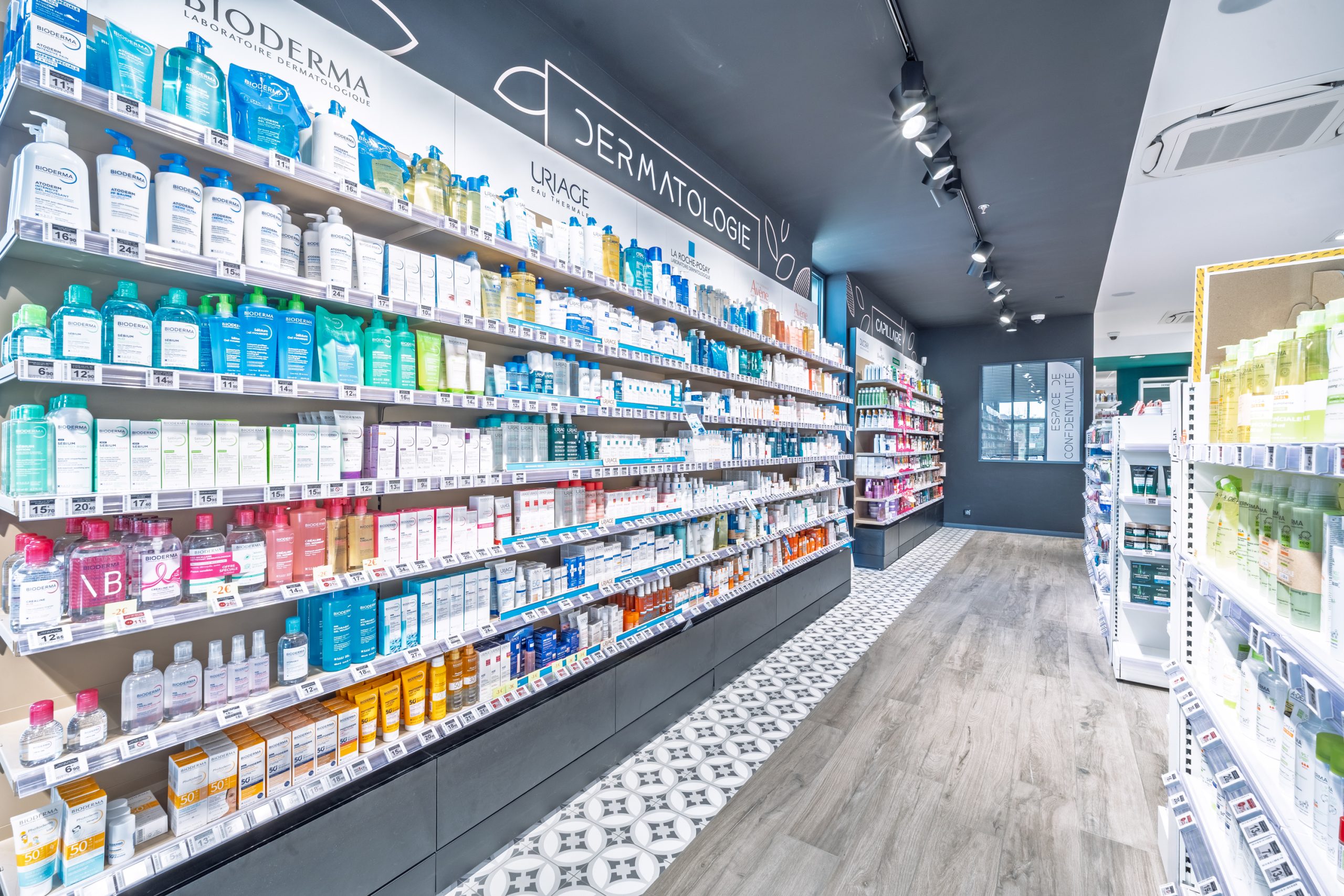 Espace dermatologie avec linéaires produits dans la pharmacie Le Forestier.