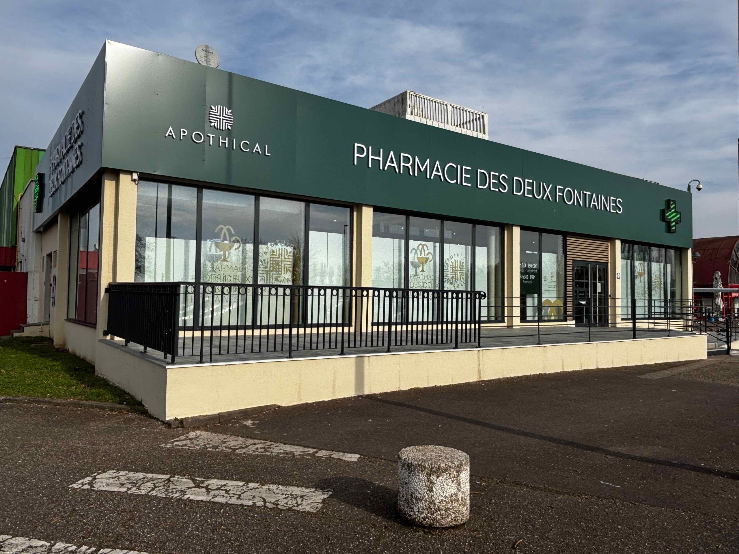 Façade extérieure et signalétique de la pharmacie des deux fontaines.