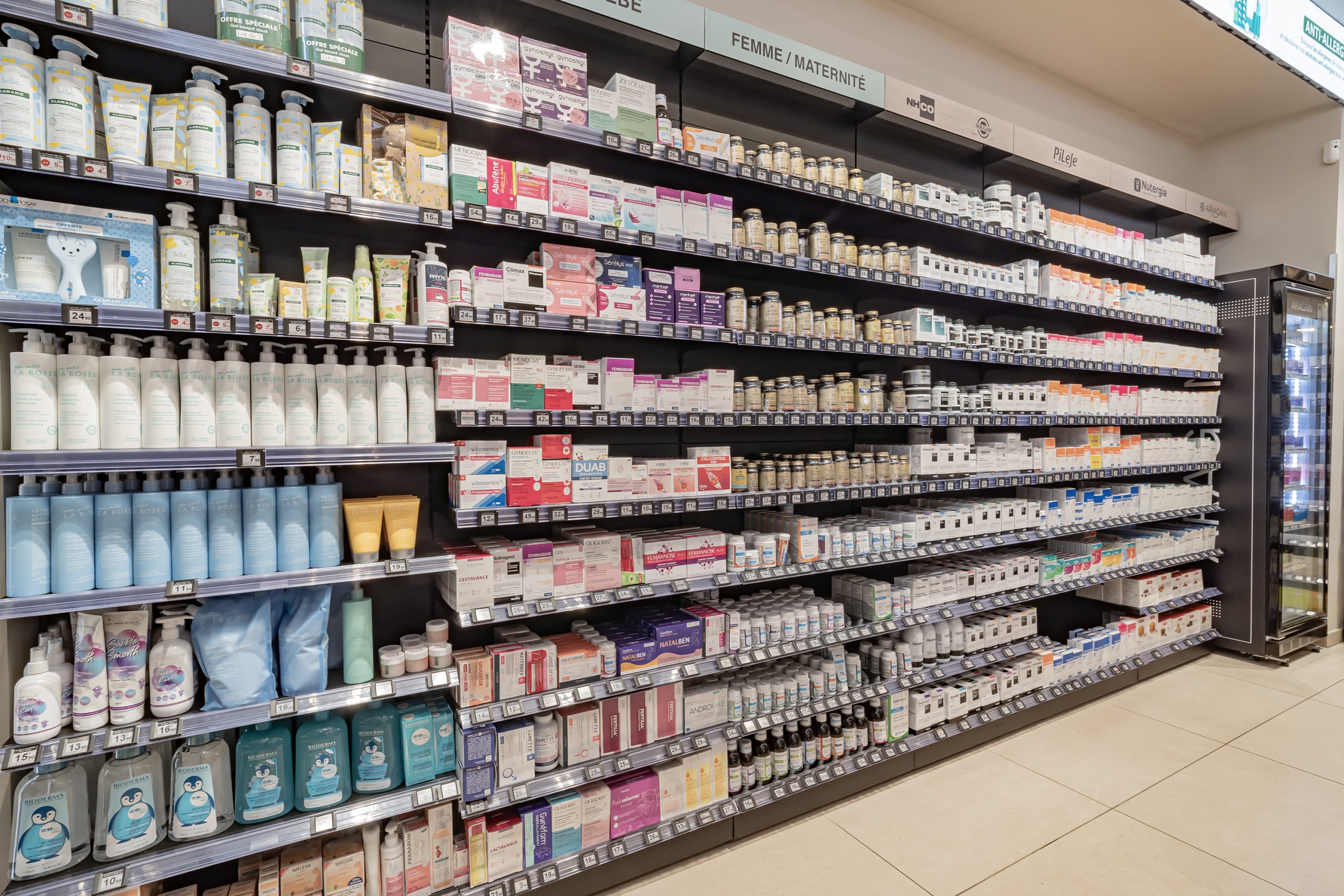 Rayon femme, maternité et compléments alimentaires de la Pharmacie du Dôme.
