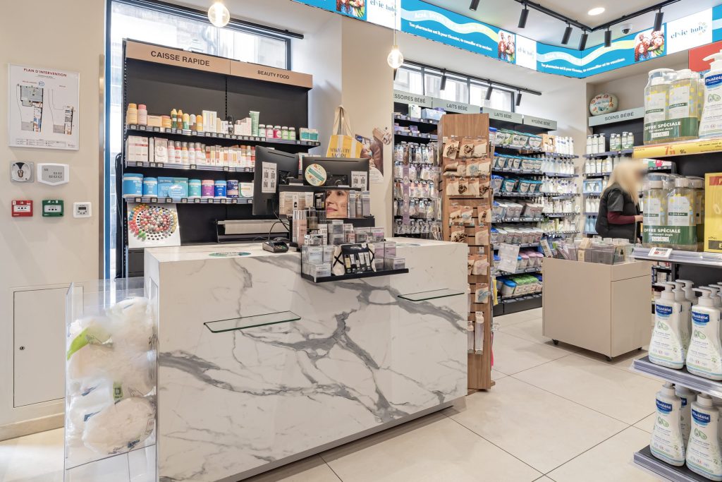 Caisse rapide de la pharmacie du Dôme avec espace beauty food, rayons soins bébé et parapharmacie.