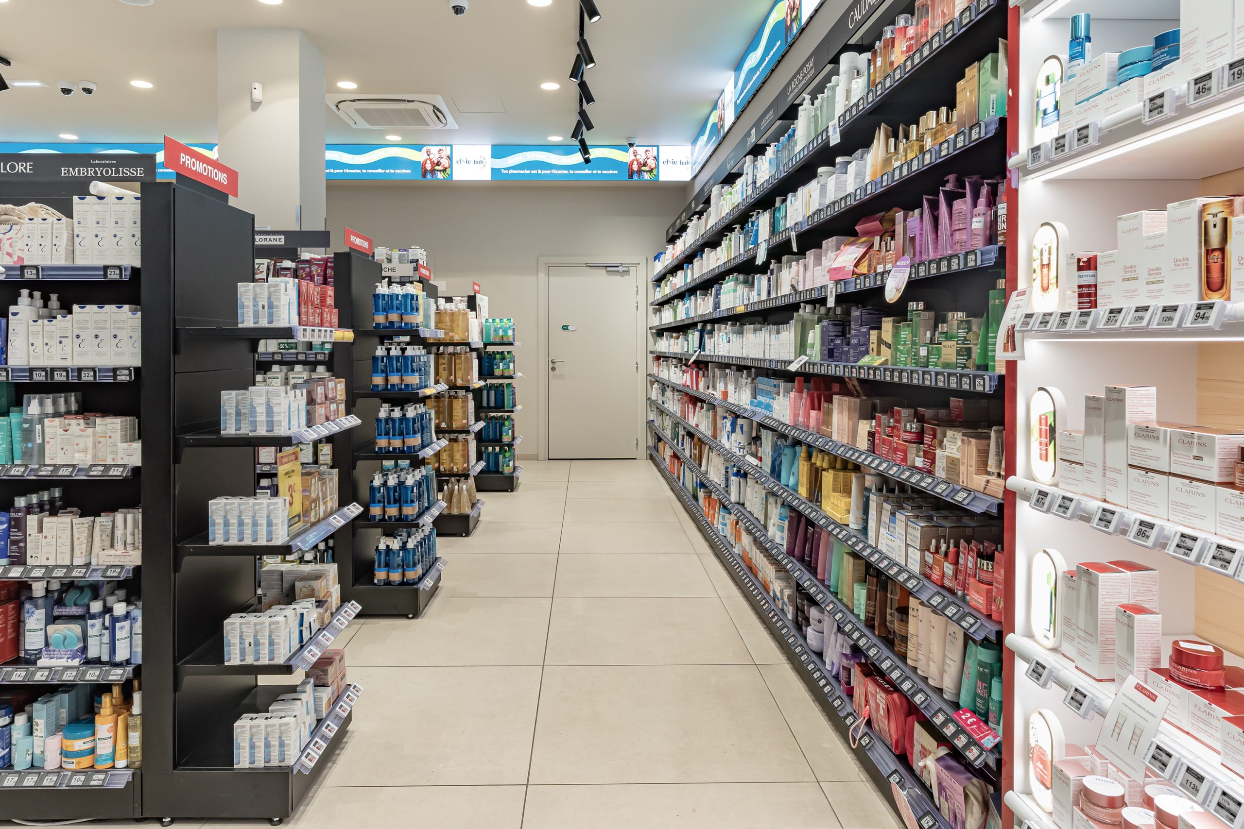 Allée cosmétique et soins capillaires de la Pharmacie du Dôme avec large gamme de dermo-cosmétique.