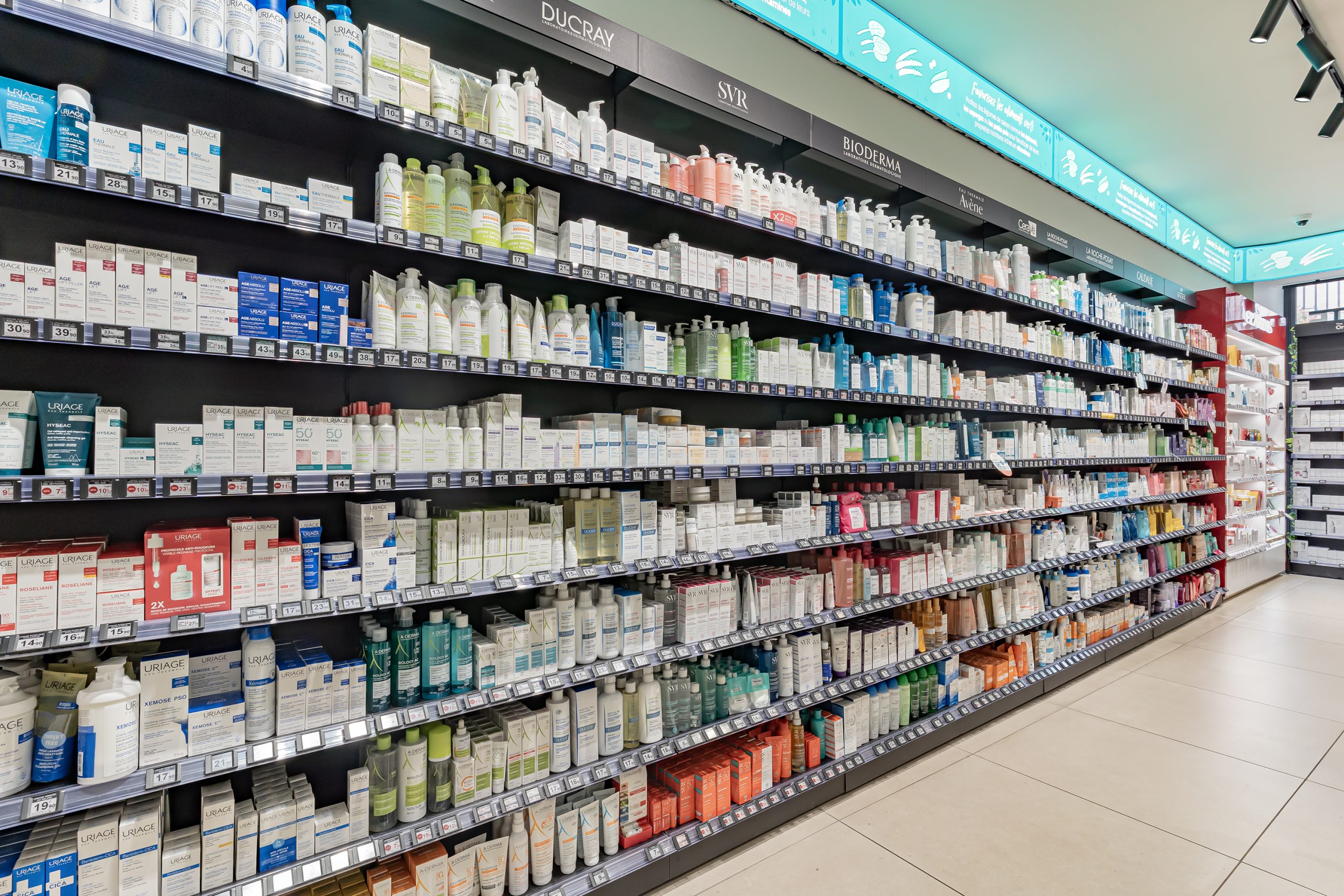 Mur dermo-cosmétique de la Pharmacie du Dôme avec soins hydratants et marques expertes.