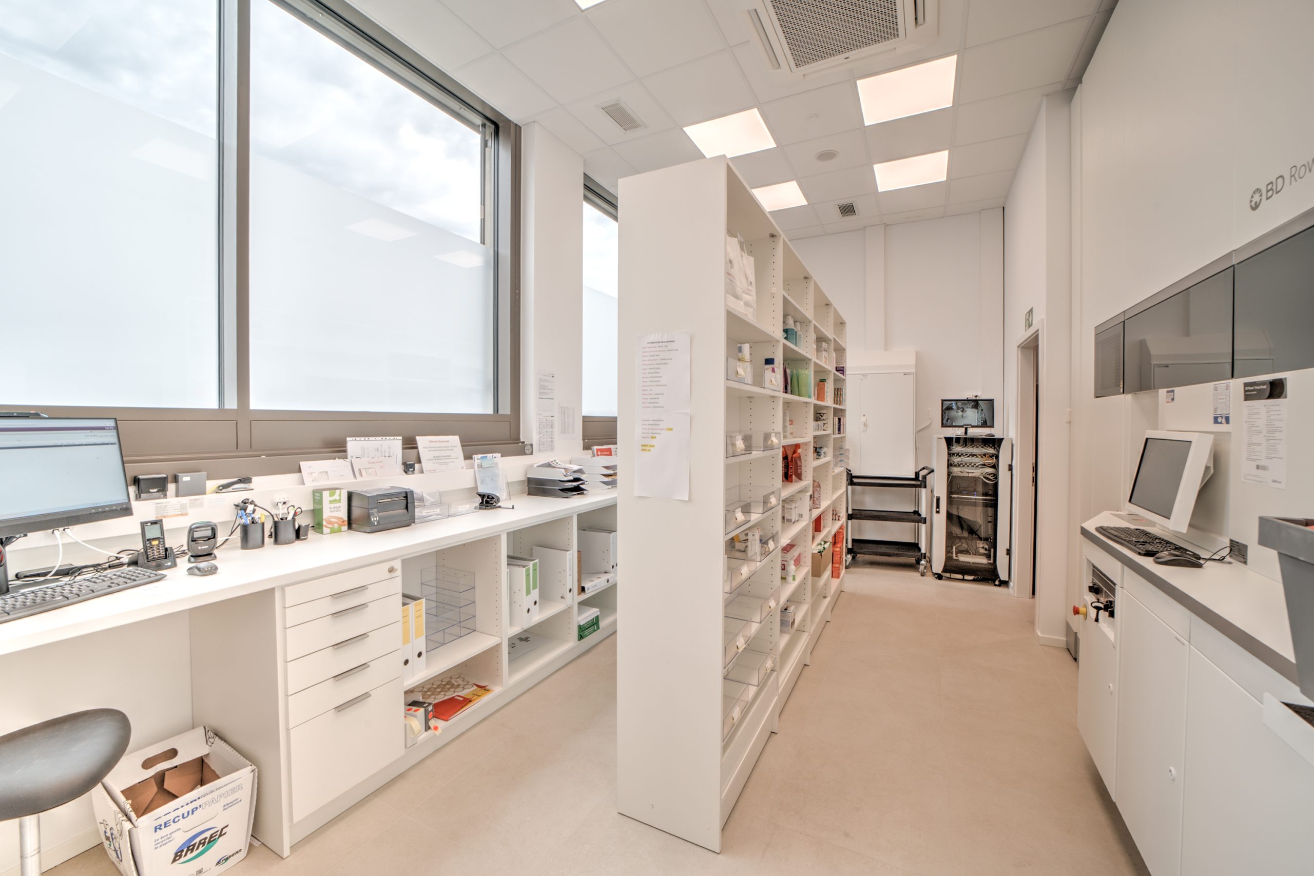 Pharmacie Populaire Concorde - Stockage déballage