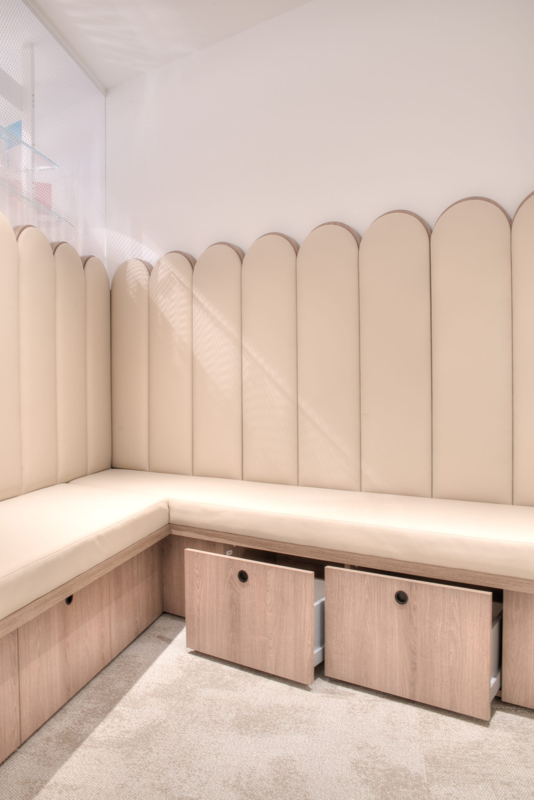 Pharmacie Populaire Concorde - Banquette sur mesure espace de confidentialité