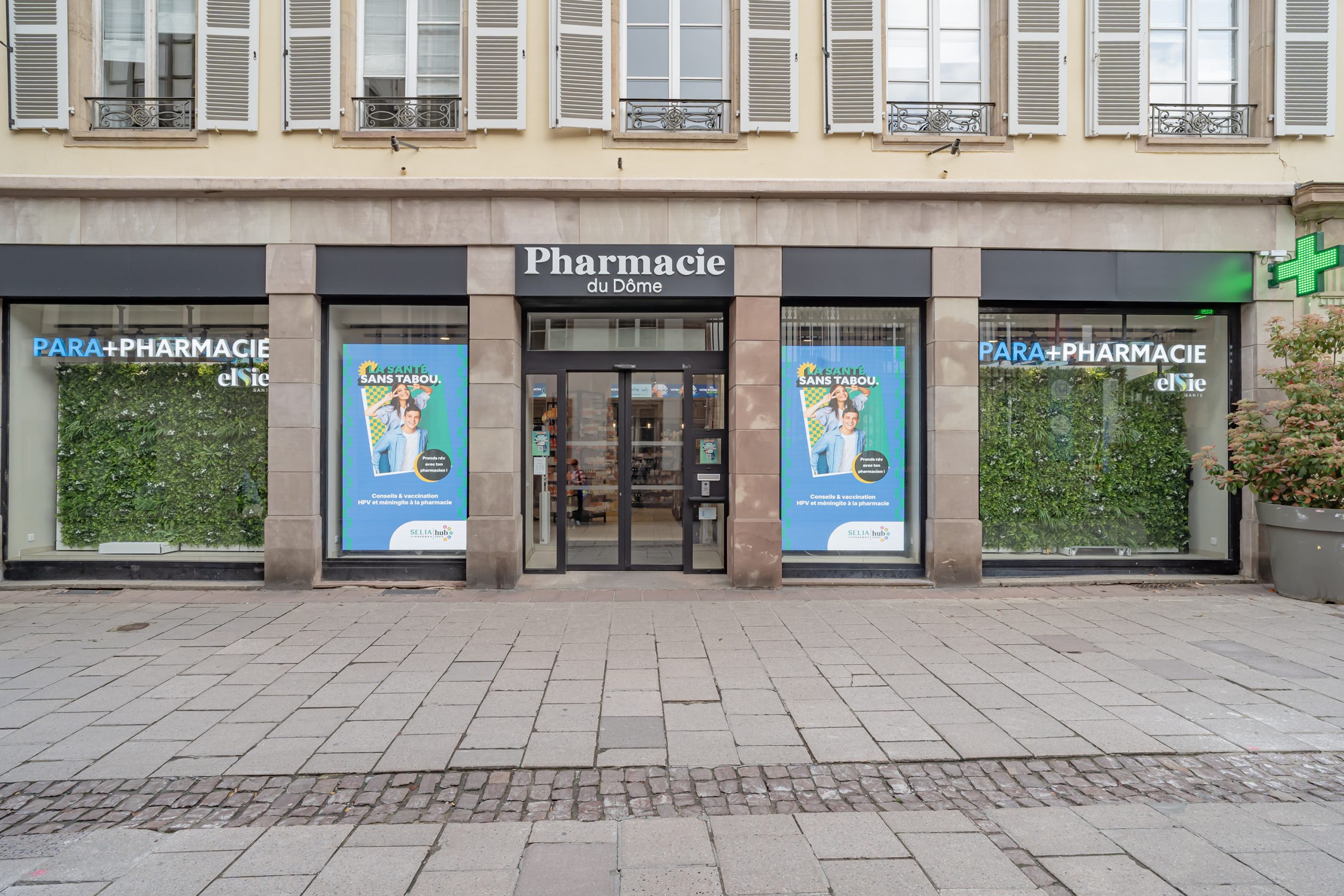 Façade de la Pharmacie du Dôme avec enseigne rétroéclairée et vitrines optimisées Elsie Santé.
