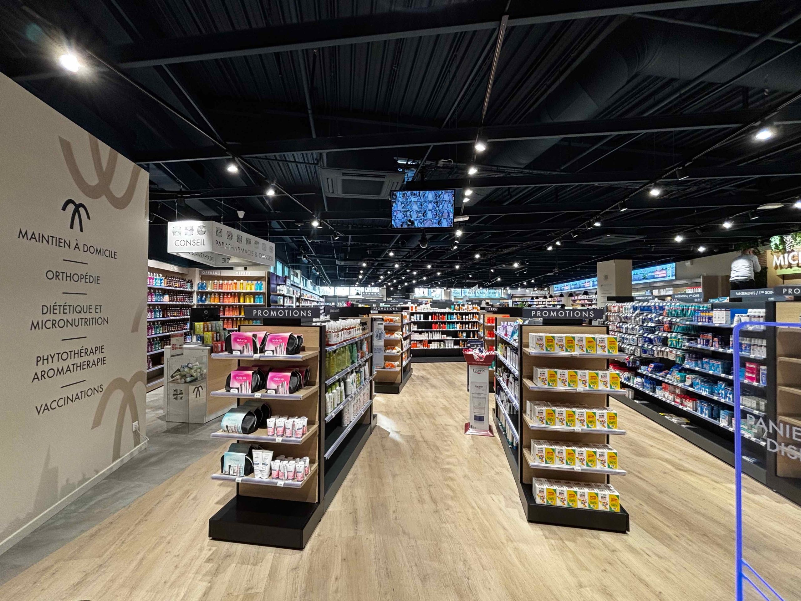 Espace de vente de la Pharmacie des Deux Fontaines avec rayons parapharmacie, orthopédie, phytothérapie et vaccinations.