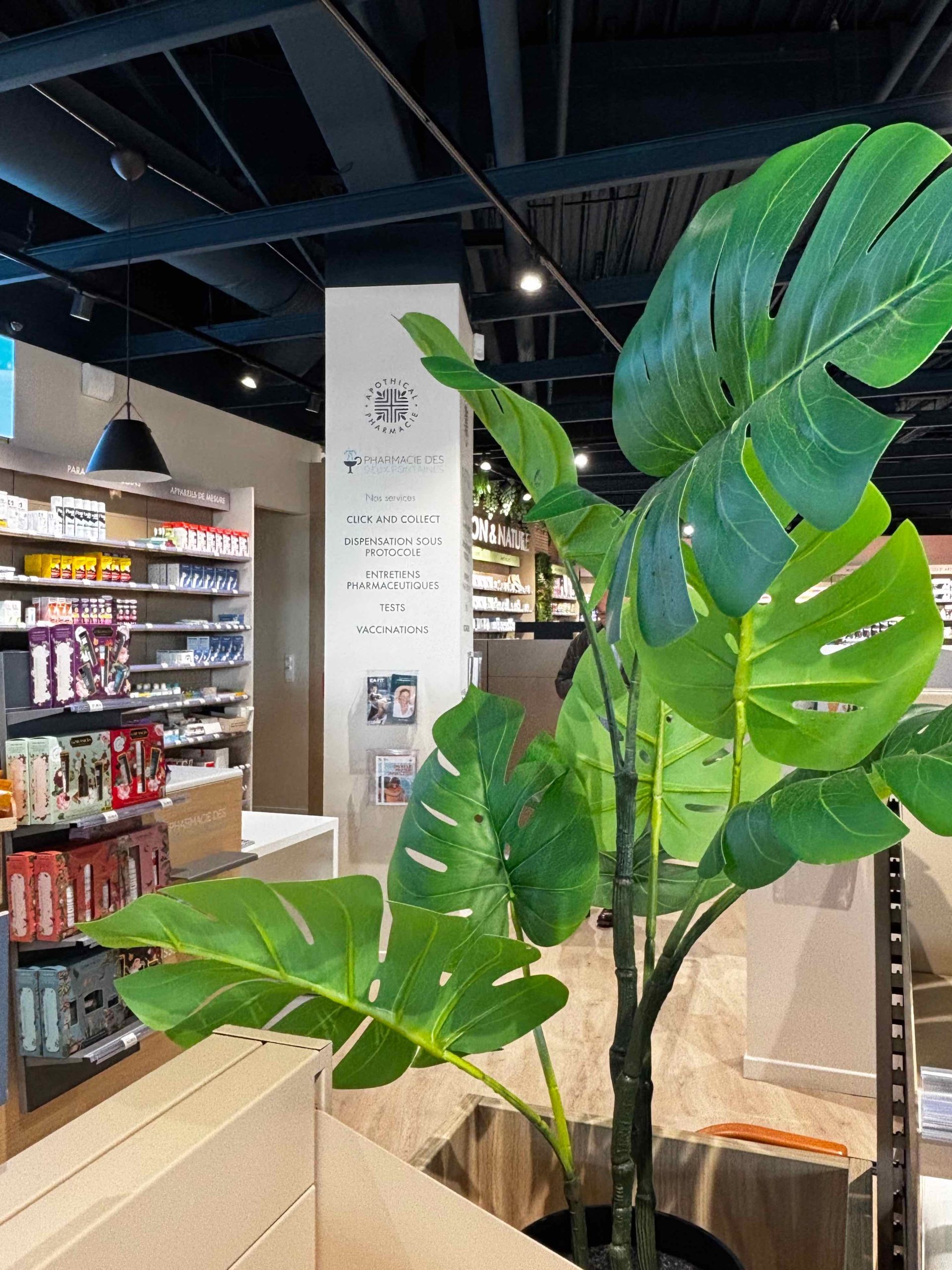 Pharmacie des Deux Fontaines, totem des services : Click and Collect, dispensation, tests et vaccinations