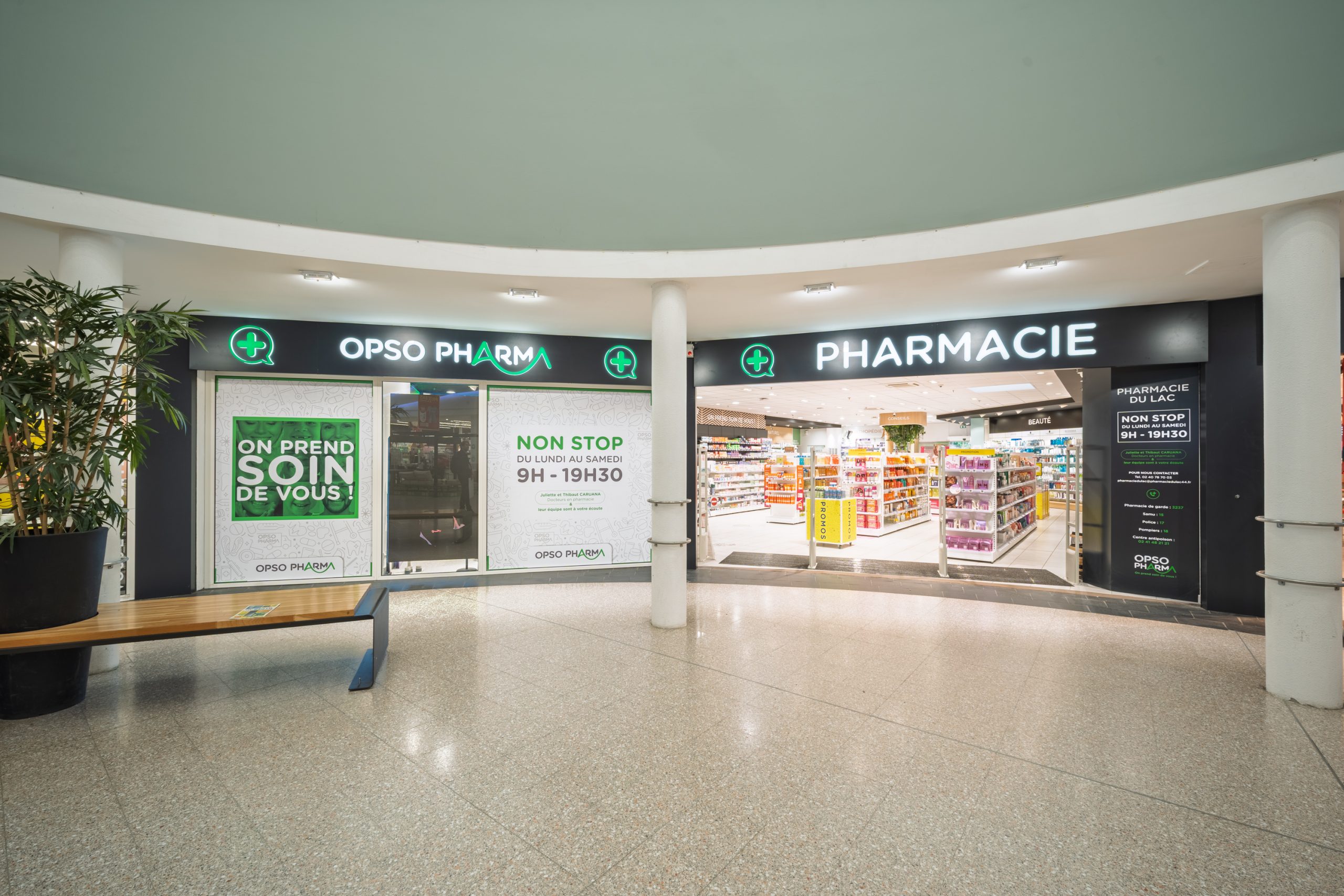 Devanture et entrée de la Pharmacie du Lac avec enseigne lumineuse en galerie commerciale.