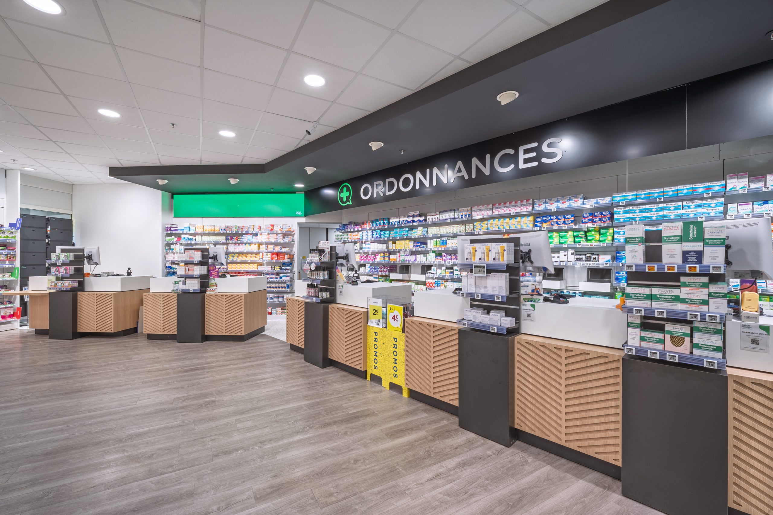 Espace ordonnances et comptoirs de dispensation de la Pharmacie du Lac.