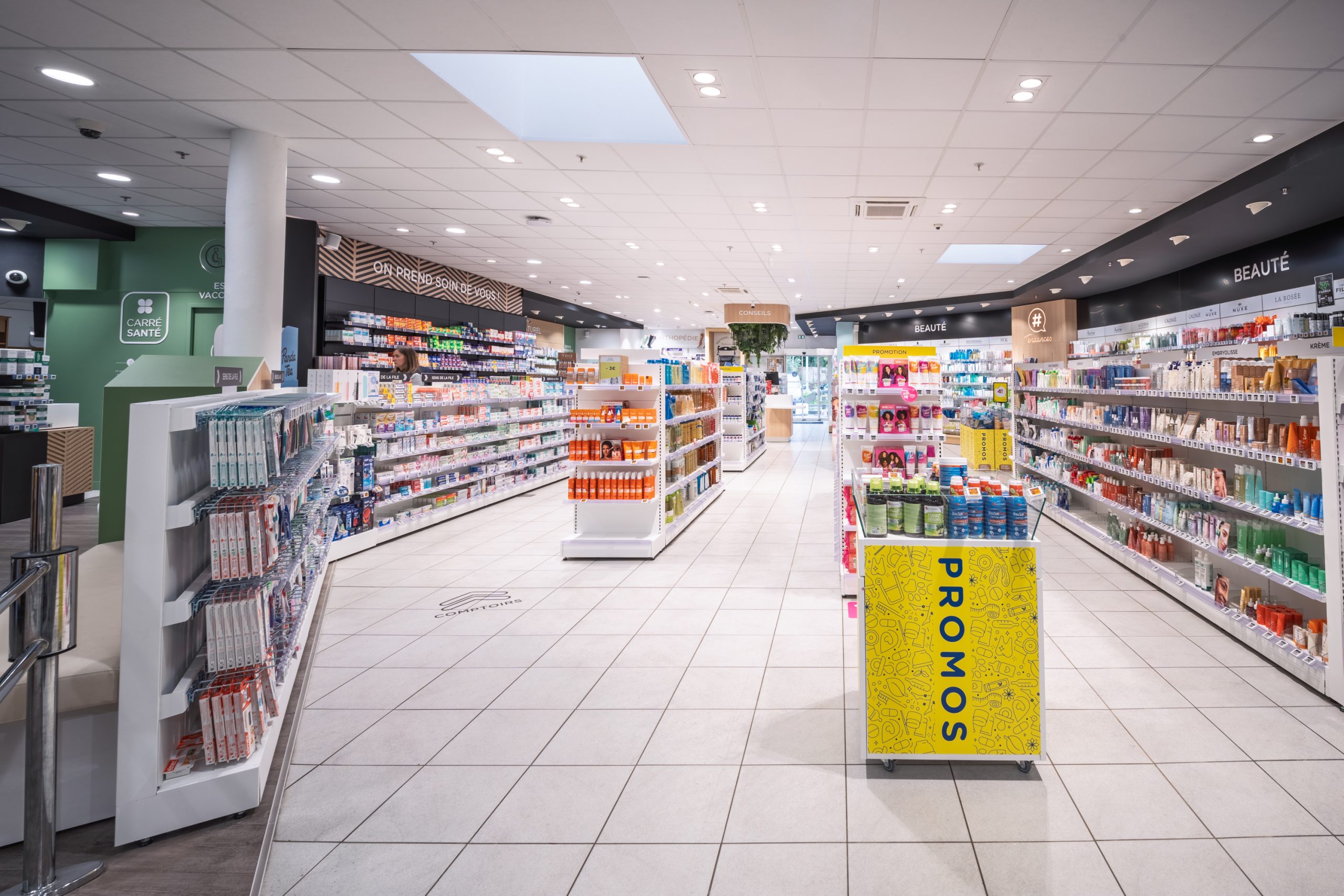 Espace de vente de la Pharmacie du Lac avec rayons parapharmacie et promotions.