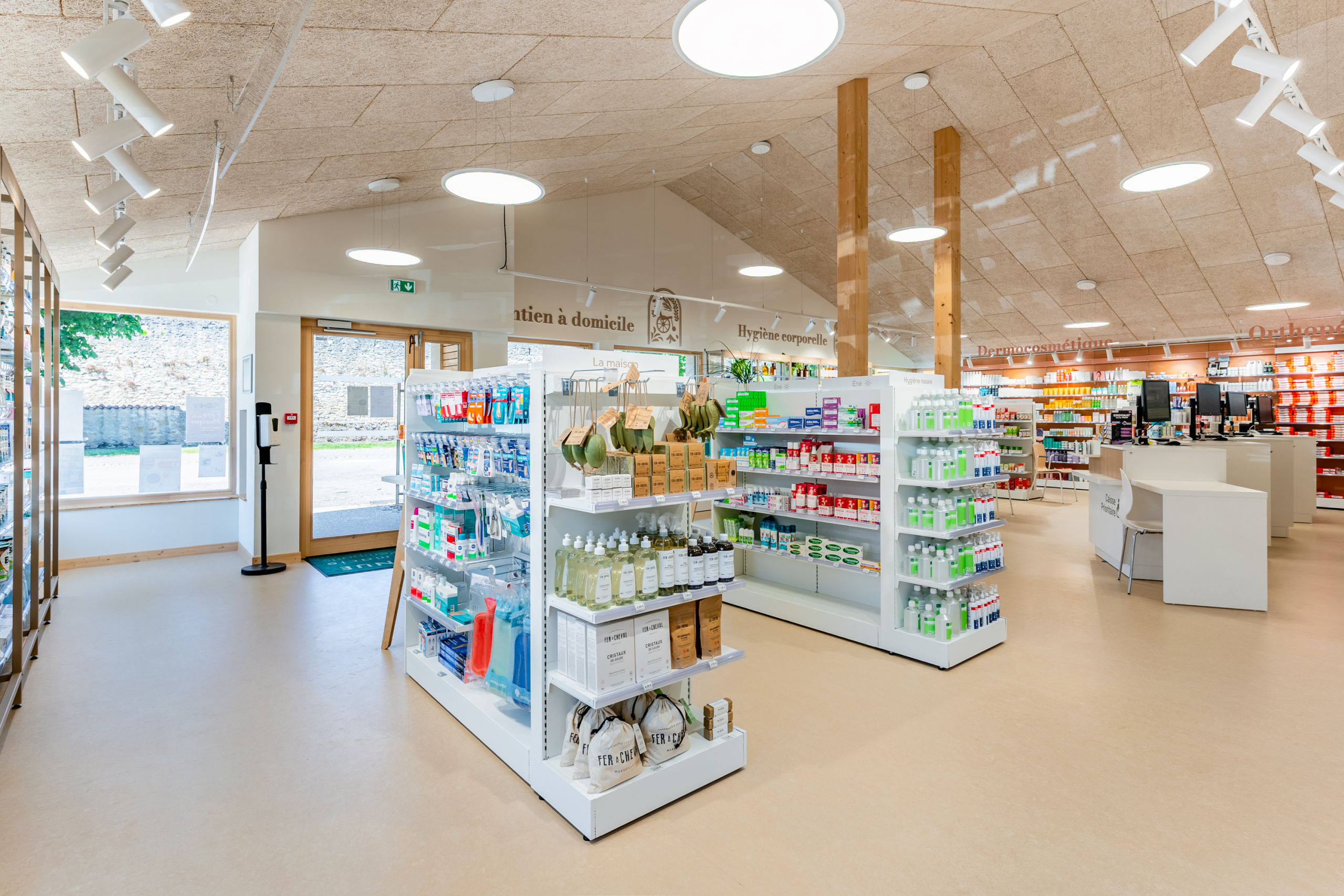 Allées intérieures de la Pharmacie de Rodemack avec rayons soins et bien-être.