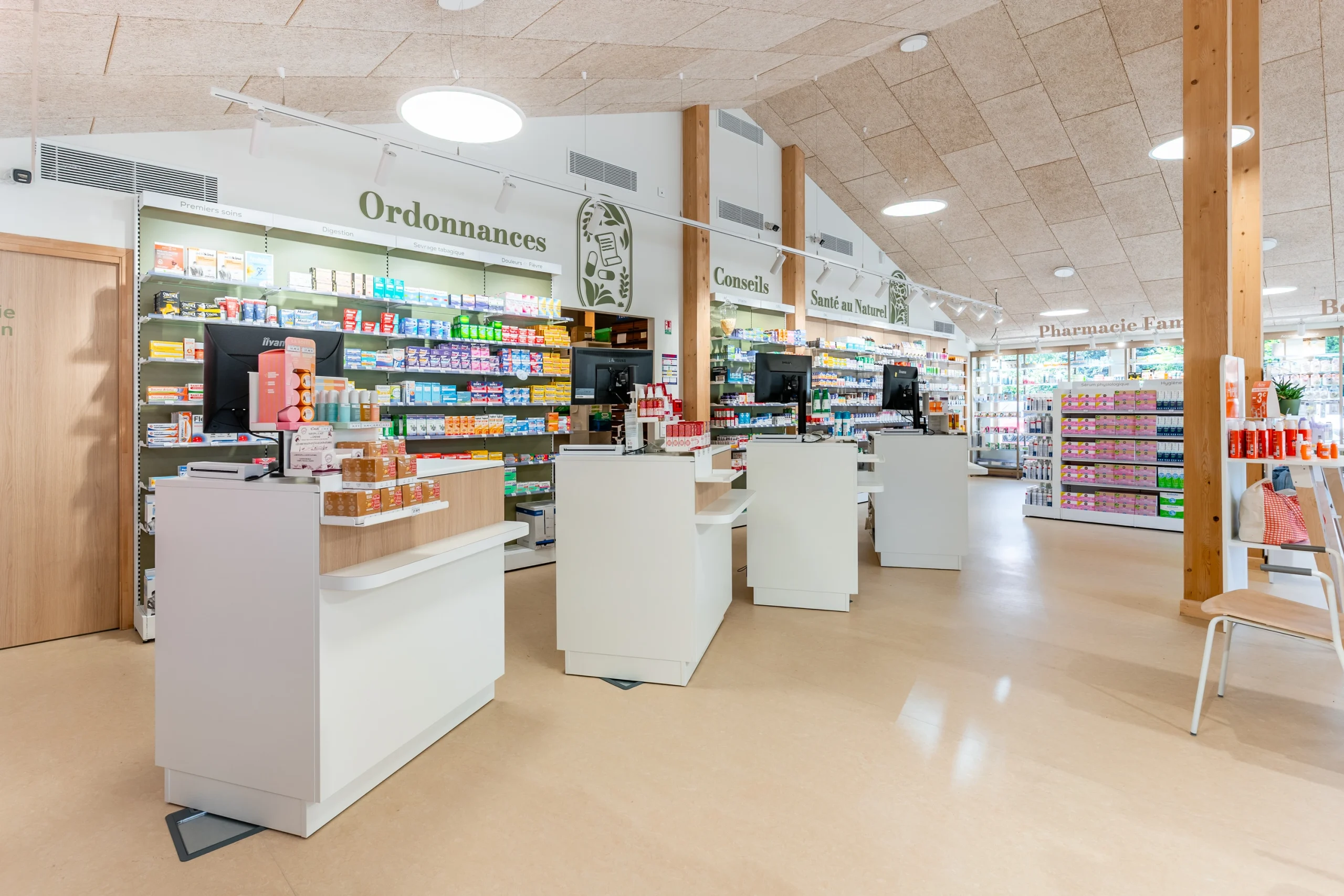 Comptoirs ordonnances et espace de dispensation de la Pharmacie de Rodemack.