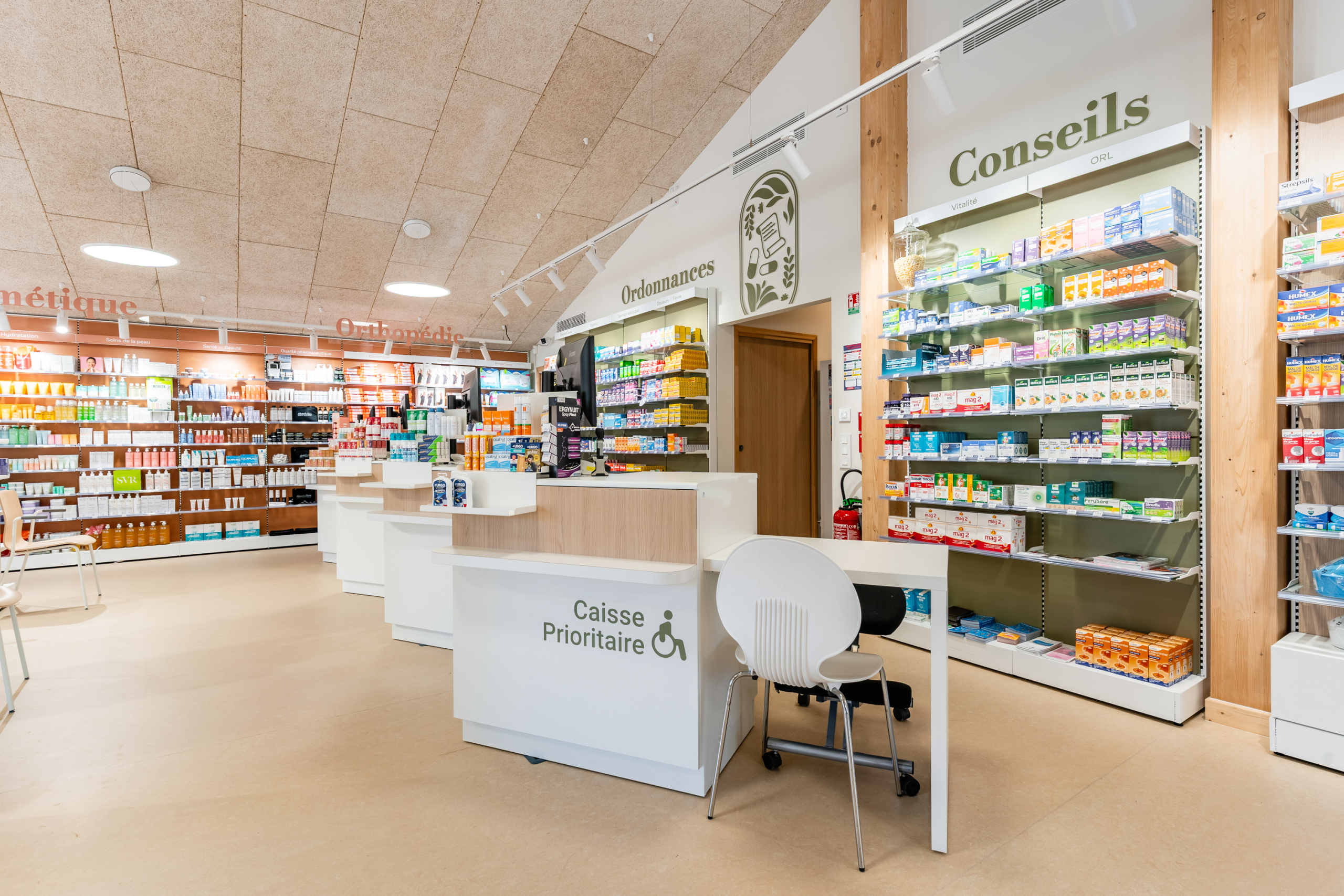 Espace conseils et comptoir de la Pharmacie de Rodemack avec ambiance bois.