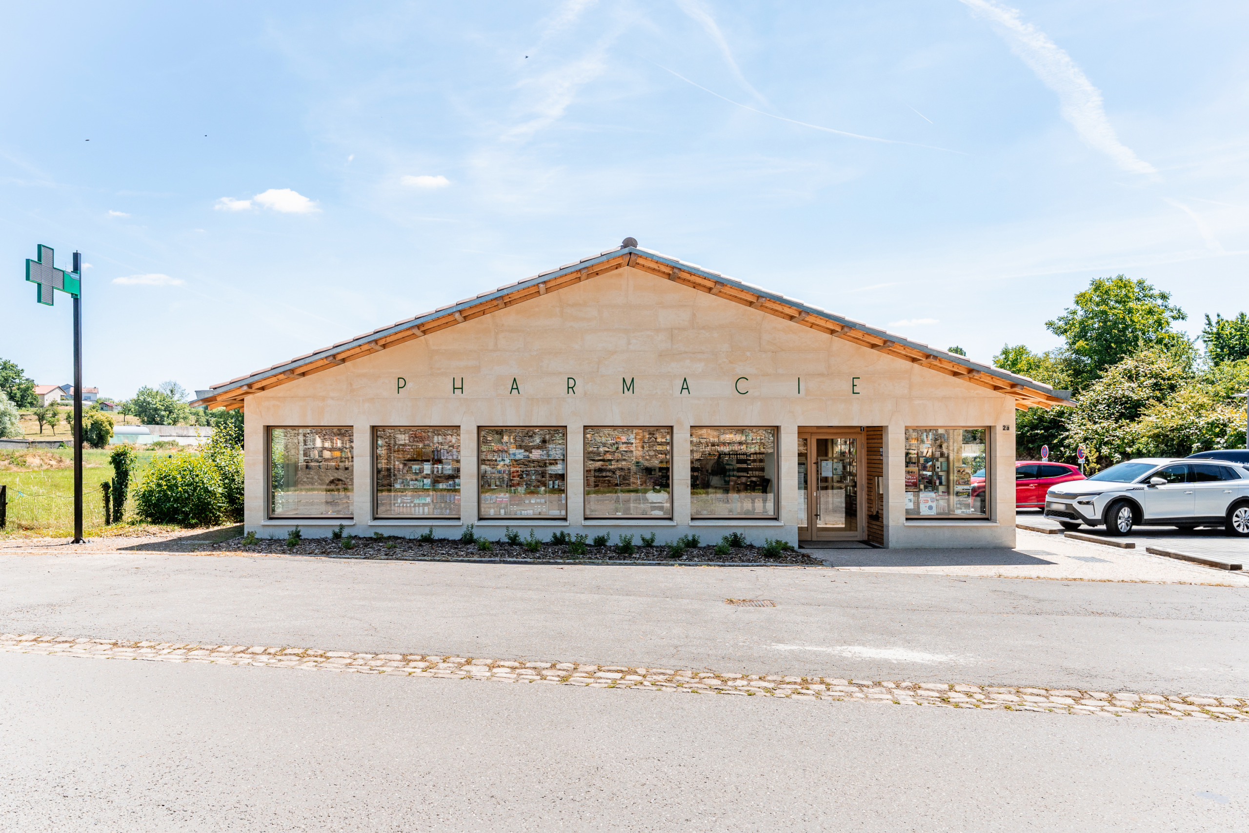 Façade extérieure de la Pharmacie de Rodemack avec architecture bois contemporaine.