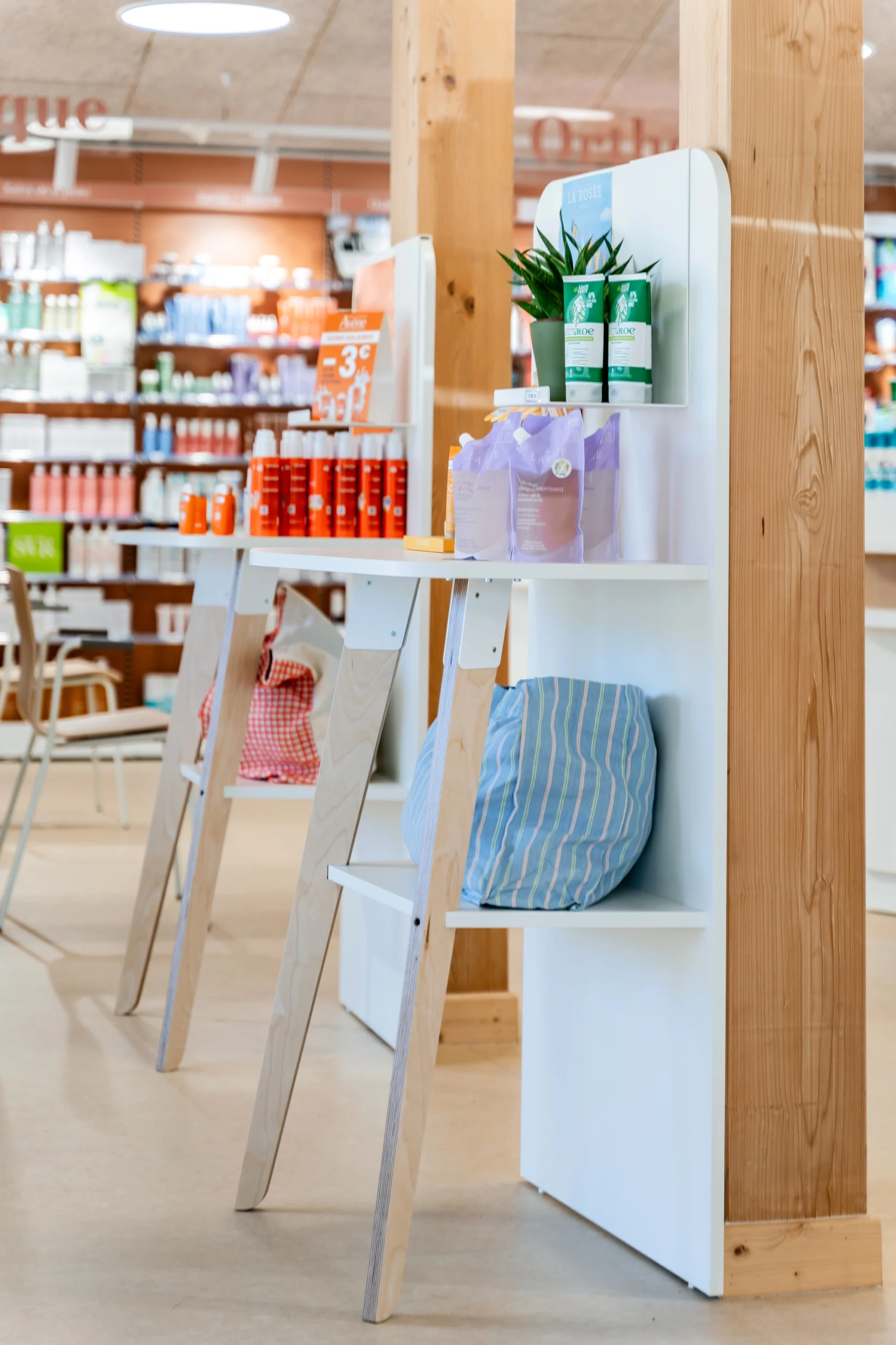 Présentoir et mobilier d'accueil de la Pharmacie de Rodemack avec touche déco.
