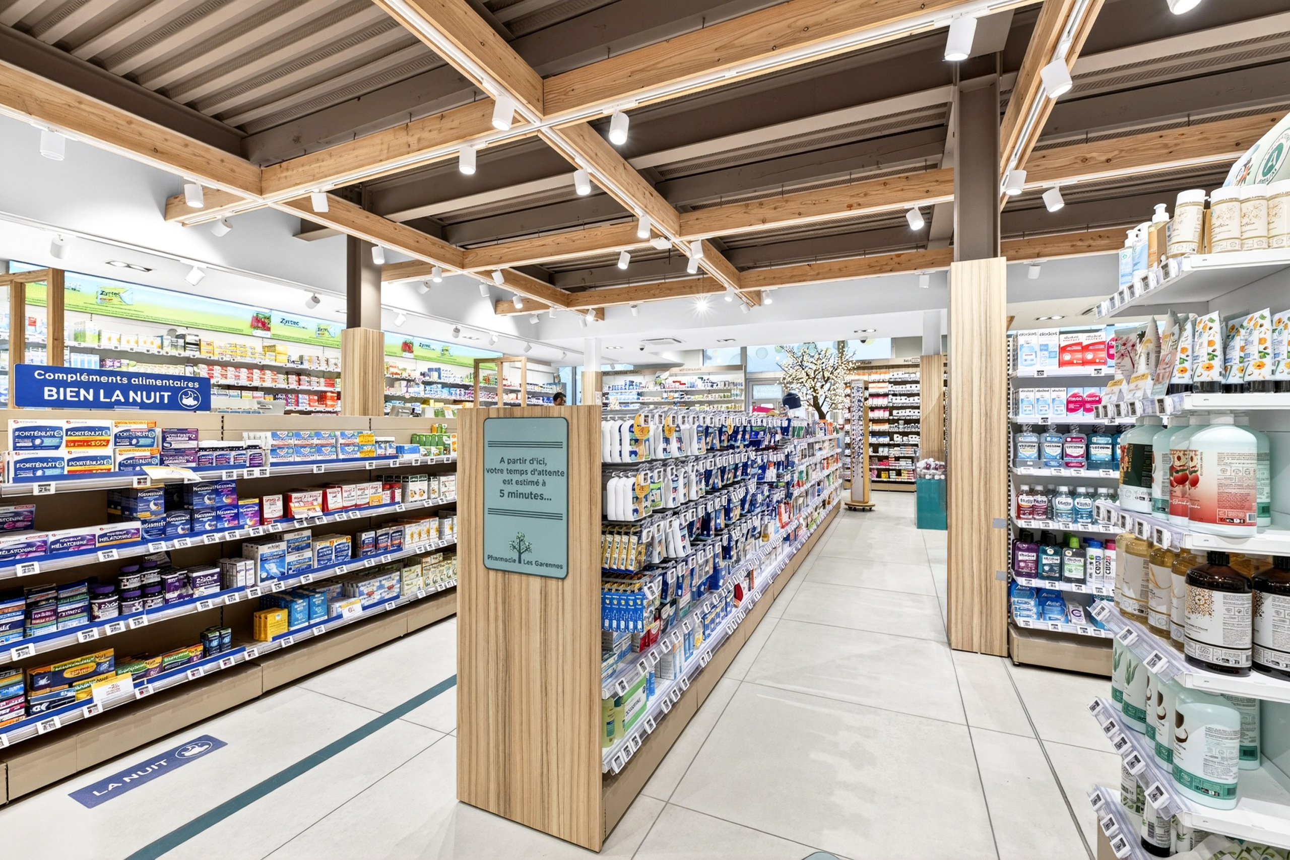 Allée parapharmacie et îlot promotionnel de la Pharmacie Les Garennes.