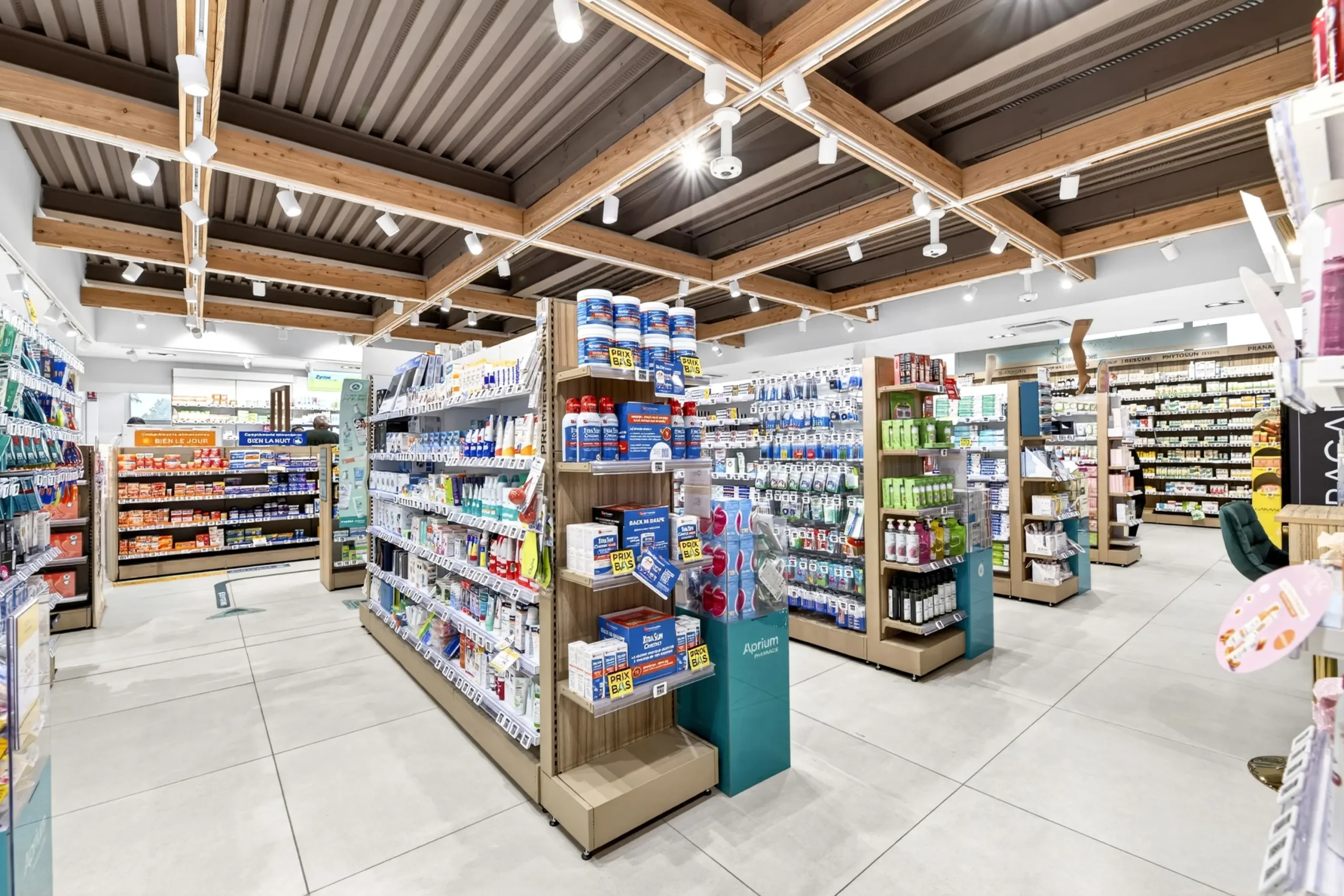Allées intérieures de la Pharmacie Les Garennes avec rayons parapharmacie et signalétique.
