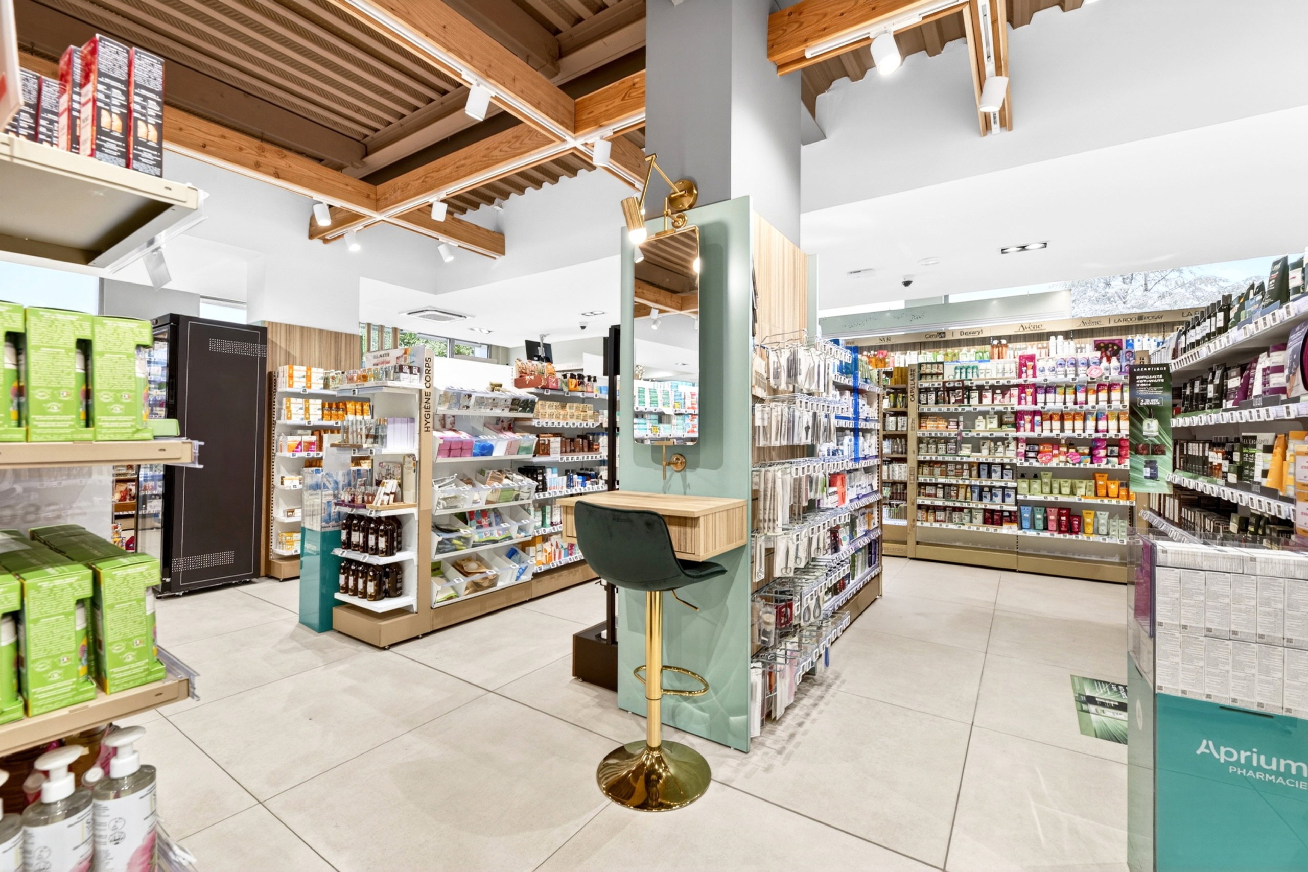 Espace de vente de la Pharmacie Les Garennes avec rayons parapharmacie et espace beauté.