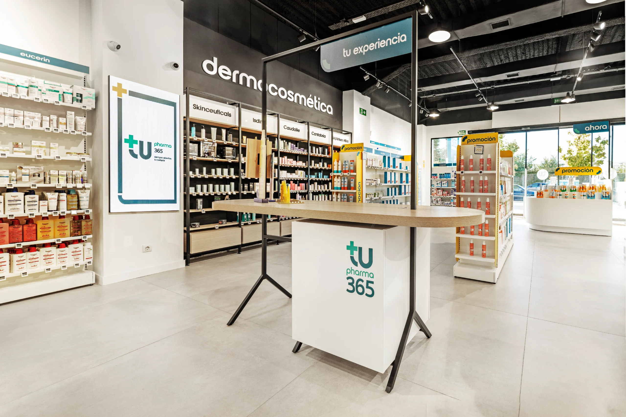 Mesa de diagnóstico y consejo con la marca Tu Pharma 365 en la sección de dermocosmética.