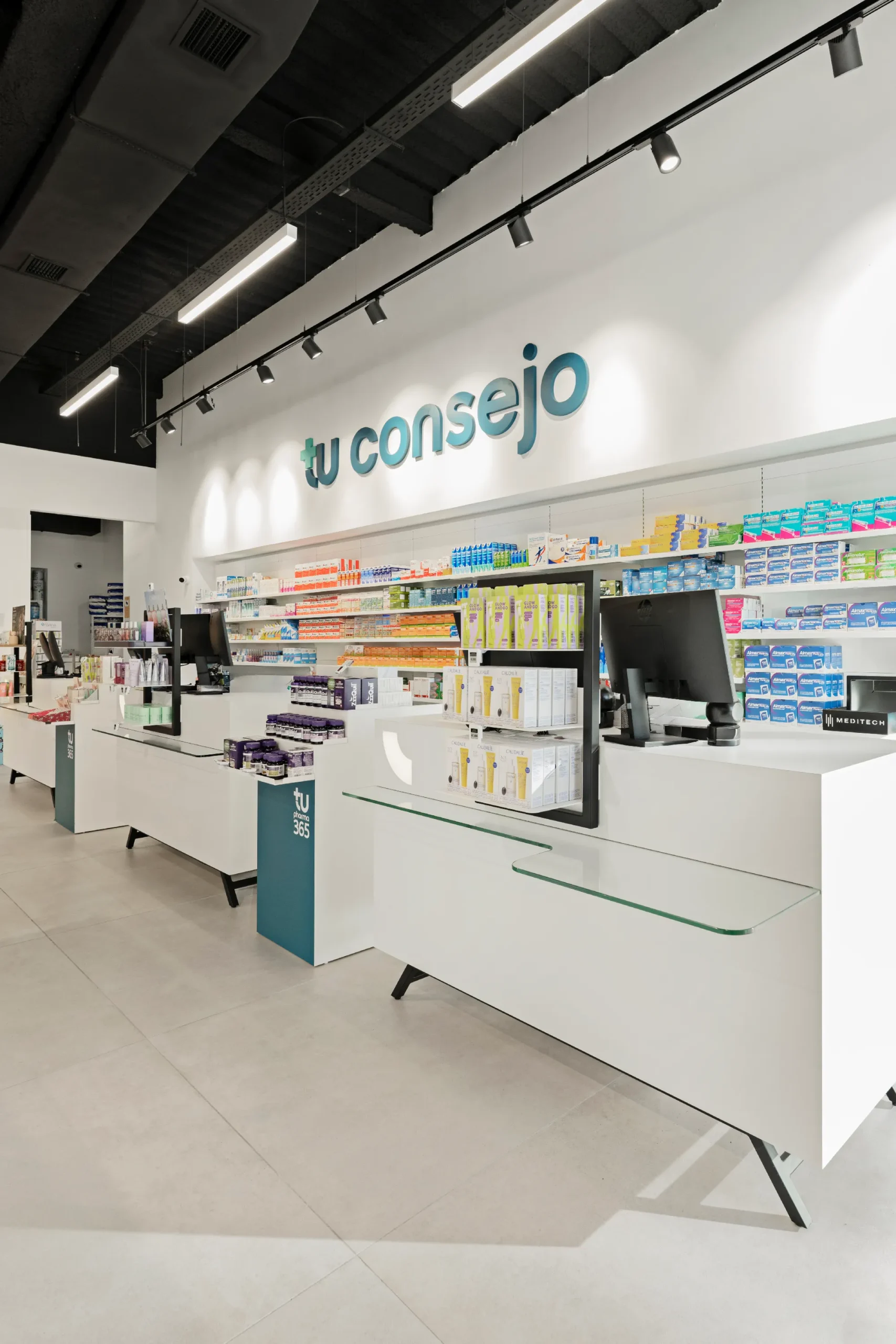 Mostradores de atención personalizada a medida con rotulación Tu Consejo en farmacia moderna.