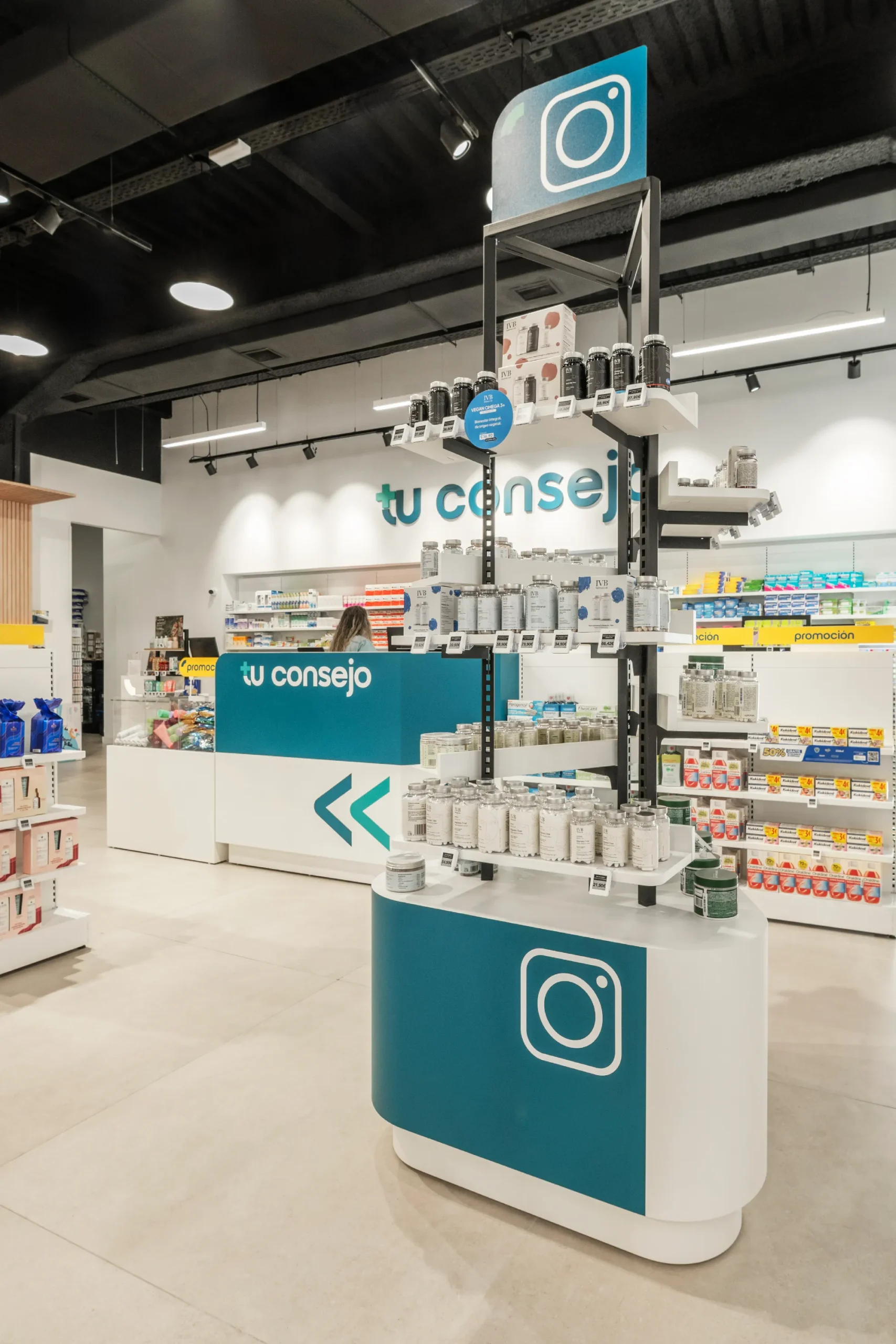 Expositor vertical de productos con logotipo de Instagram para redes sociales en farmacia Torrejon, Tu Pharma 365.