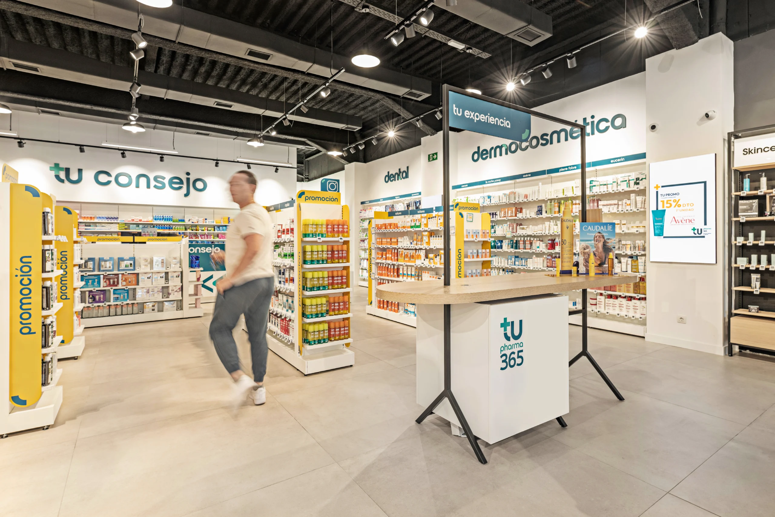 Vista general de la circulación de clientes en el espacio de ventas de farmacia Tu Pharma 365.