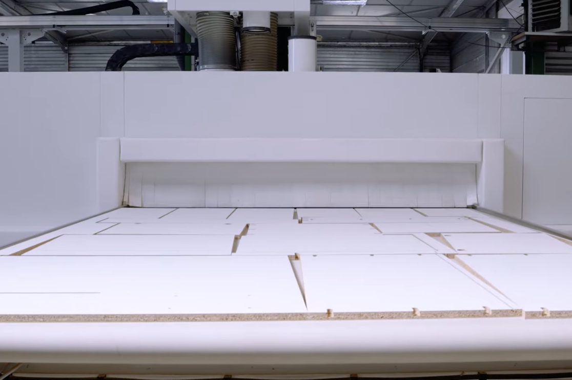Découpe automatisée et nesting de pièces en bois sur table à dépression chez Mobil M Agencement.