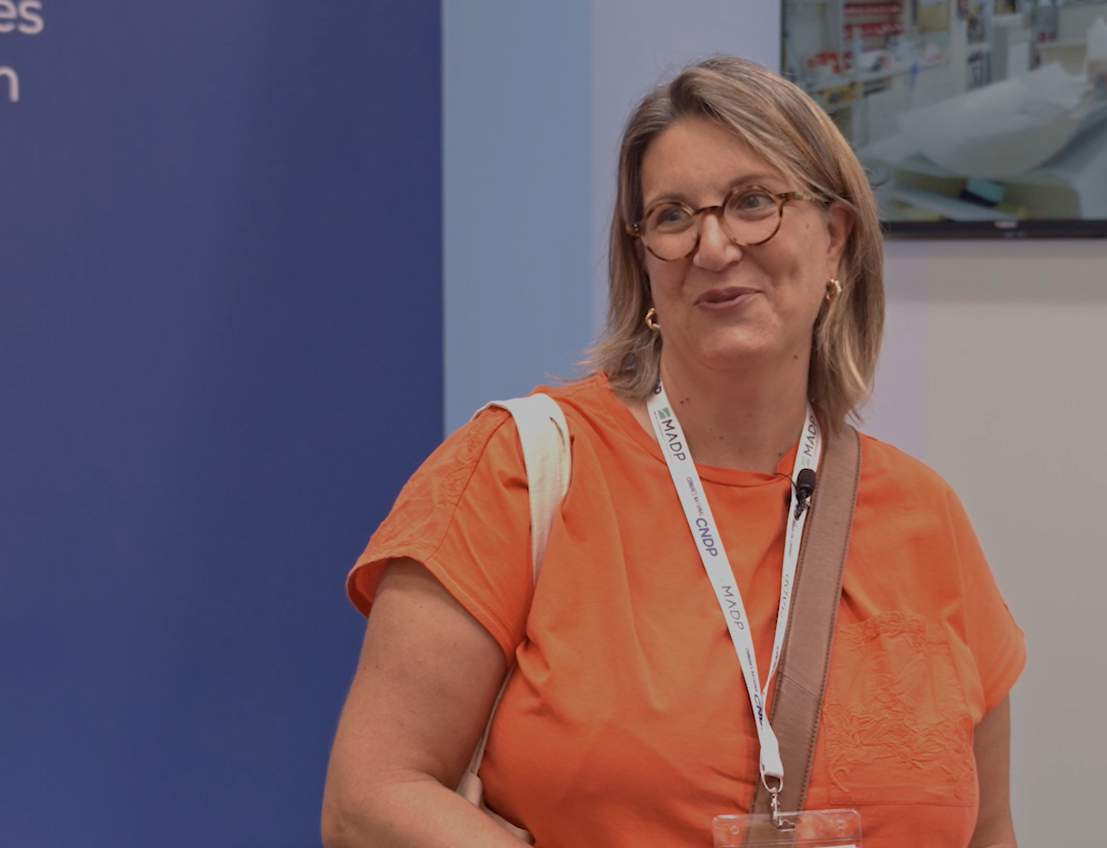 Photographie d'une pharmacienne en discussion avec les équipes Mobil M lors du salon Congrès National des Pharmaciens 2026 à Nantes.