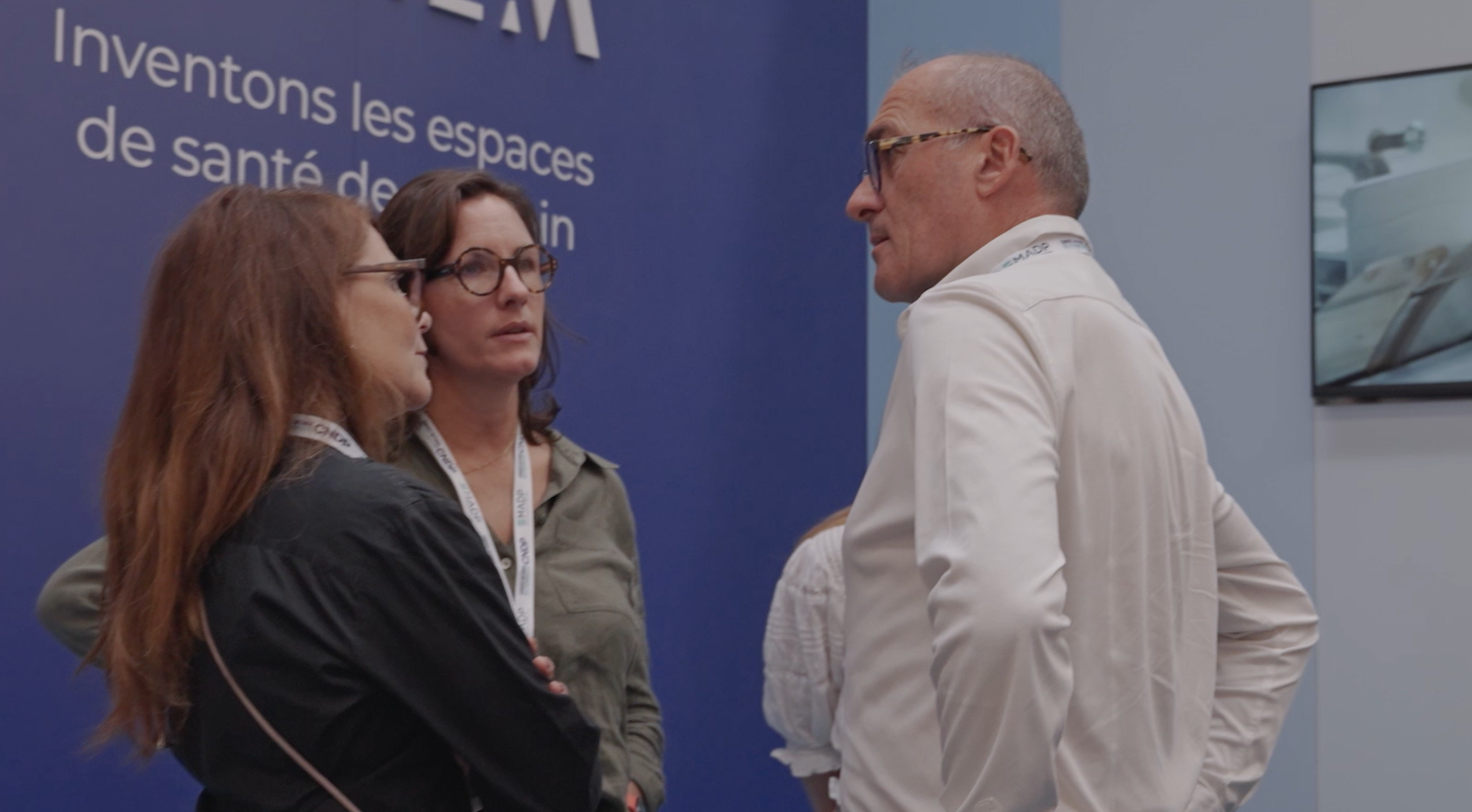 Le Président de Mobil M en échange avec l'équipe commerciale sur le stand au salon CNDP 2026.