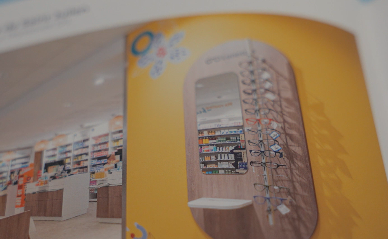 Espace optique sur mesure et présentoir à lunettes dans une pharmacie agencée par Mobil M.