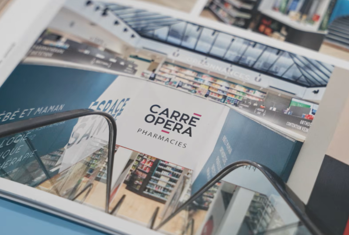 Agencement d'espace et signalétique de la pharmacie Carré Opéra réalisés par Mobil M.