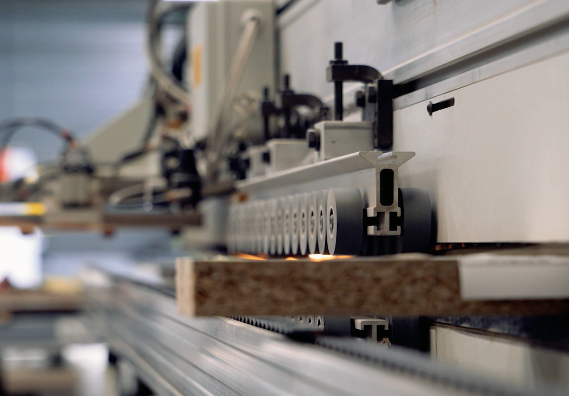 Usinage de précision d'un panneau en bois sur machine numérique dans l'atelier Mobil M Agencement.