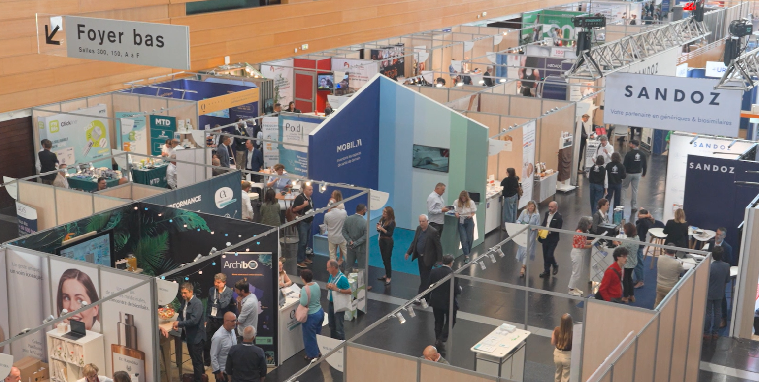 Vue aérienne du stand Mobil M au salon Congrès National des Pharmaciens 2026 à Nantes.