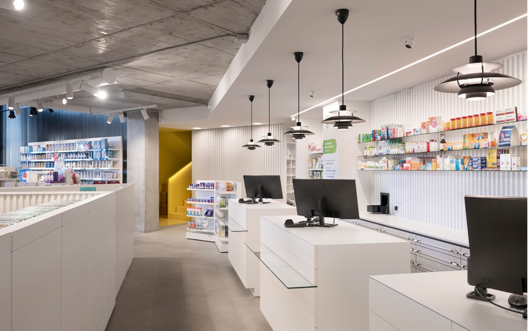 Mostrador de atención en la Farmacia 365 Barakaldo con un diseño ergonómico, integrado con un sistema de fila única y dispensación automatizada.