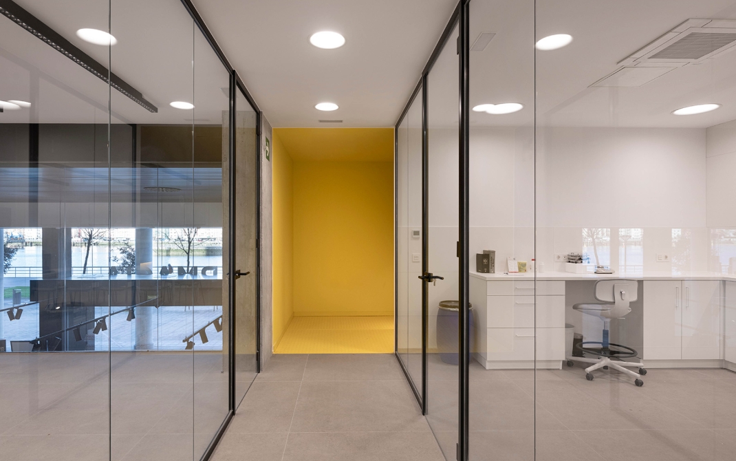 Zona de descanso del equipo en la Farmacia 365 Barakaldo, diseñada para el confort del personal con mobiliario funcional y ambiente relajante.