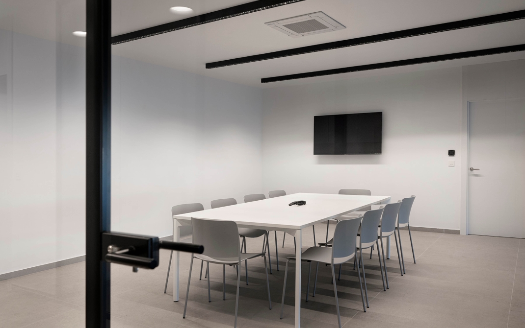 Zona de descanso del equipo en la Farmacia 365 Barakaldo, diseñada para el confort del personal con mobiliario funcional y ambiente relajante.