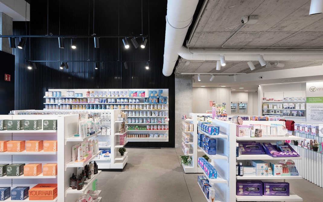 Zona de venta de la Farmacia 365 Barakaldo con estanterías organizadas, iluminación equilibrada y disposición optimizada para la experiencia del paciente.