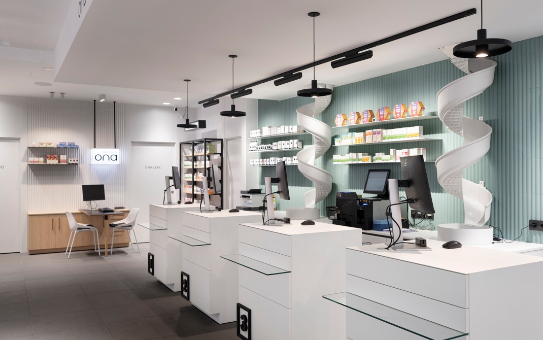 Mobiliario a medida en la Farmacia ONA, diseñado para optimizar el espacio y mejorar la experiencia del cliente.